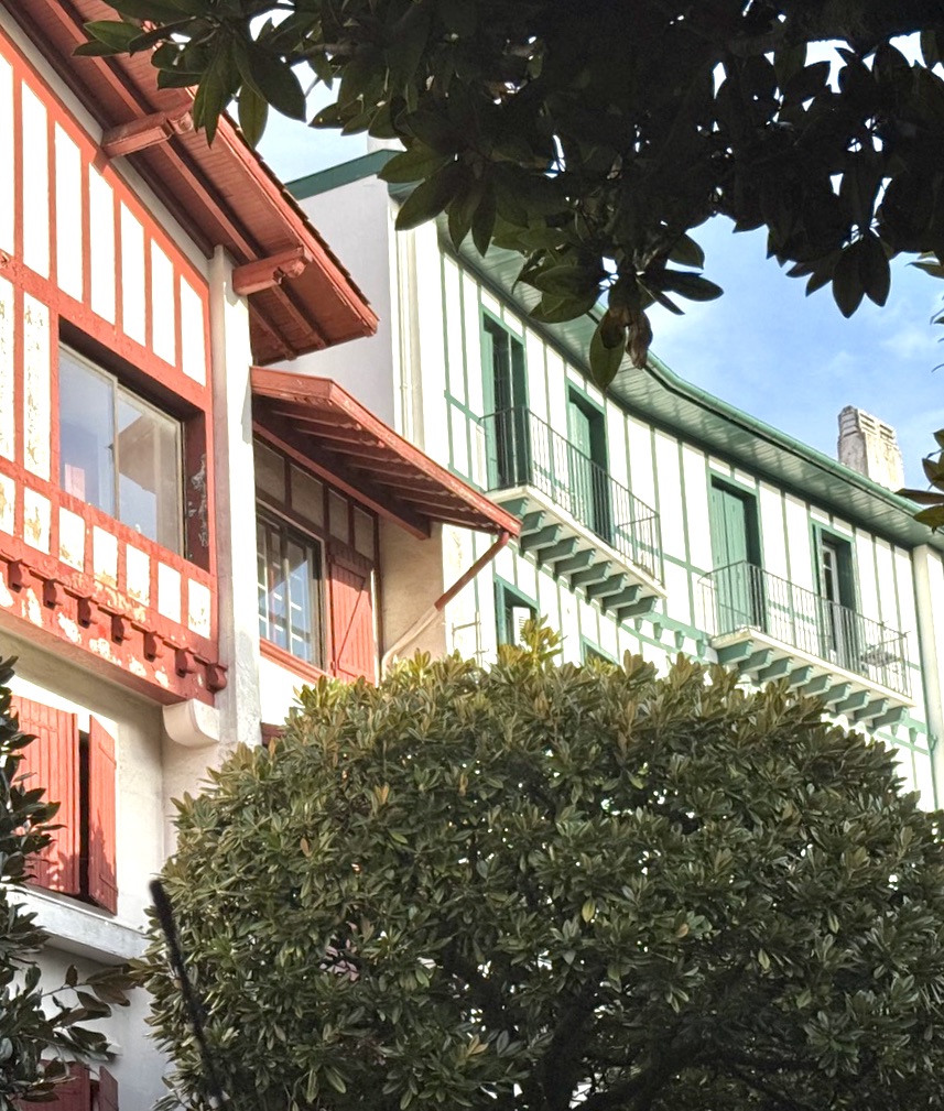 "Les Corsaires Basques" For Sale Saint-Jean-de-luz centre, walking distance to the beach, great central location, 3 bed / 2 bath apartment with balconies extending to circa 100 sq. m... Rare, excellent price / quality ratio... &pound; 570,000