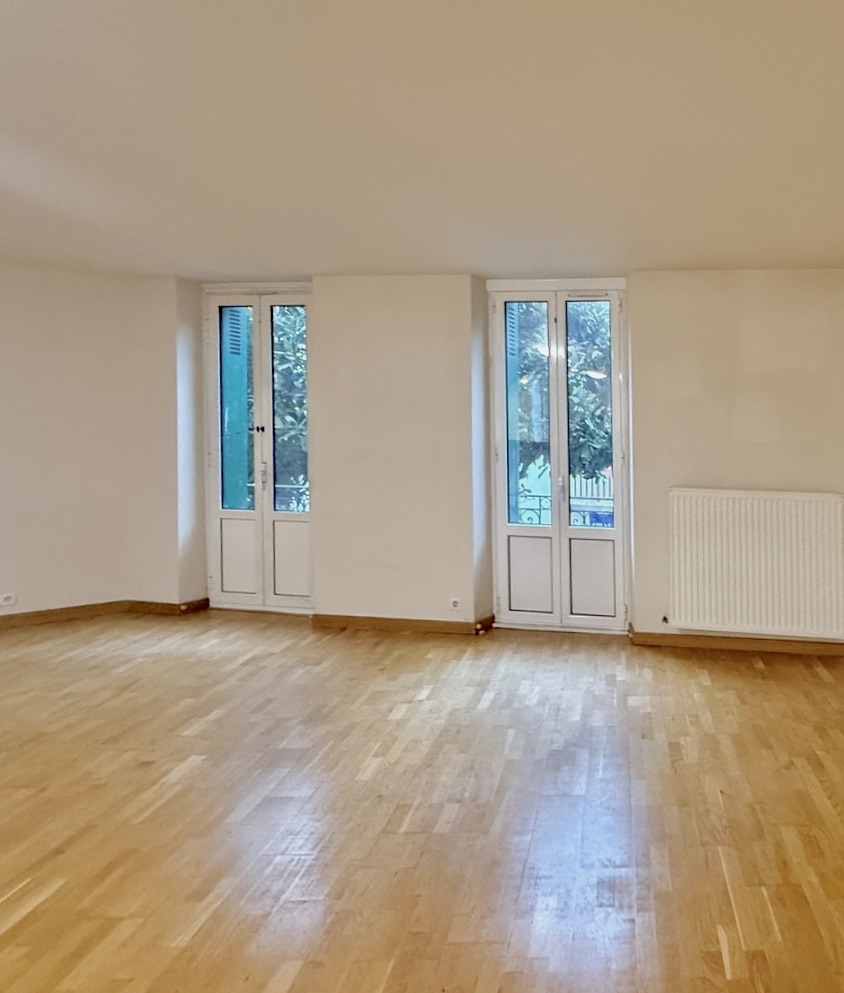 "Les Corsaires Basques" For Sale Saint-Jean-de-luz centre, walking distance to the beach, great central location, 3 bed / 2 bath apartment with balconies extending to circa 100 sq. m... Rare, excellent price / quality ratio... &pound; 570,000