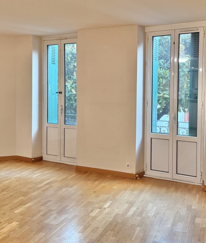 "Les Corsaires Basques" For Sale Saint-Jean-de-luz centre, walking distance to the beach, great central location, 3 bed / 2 bath apartment with balconies extending to circa 100 sq. m... Rare, excellent price / quality ratio... &pound; 570,000