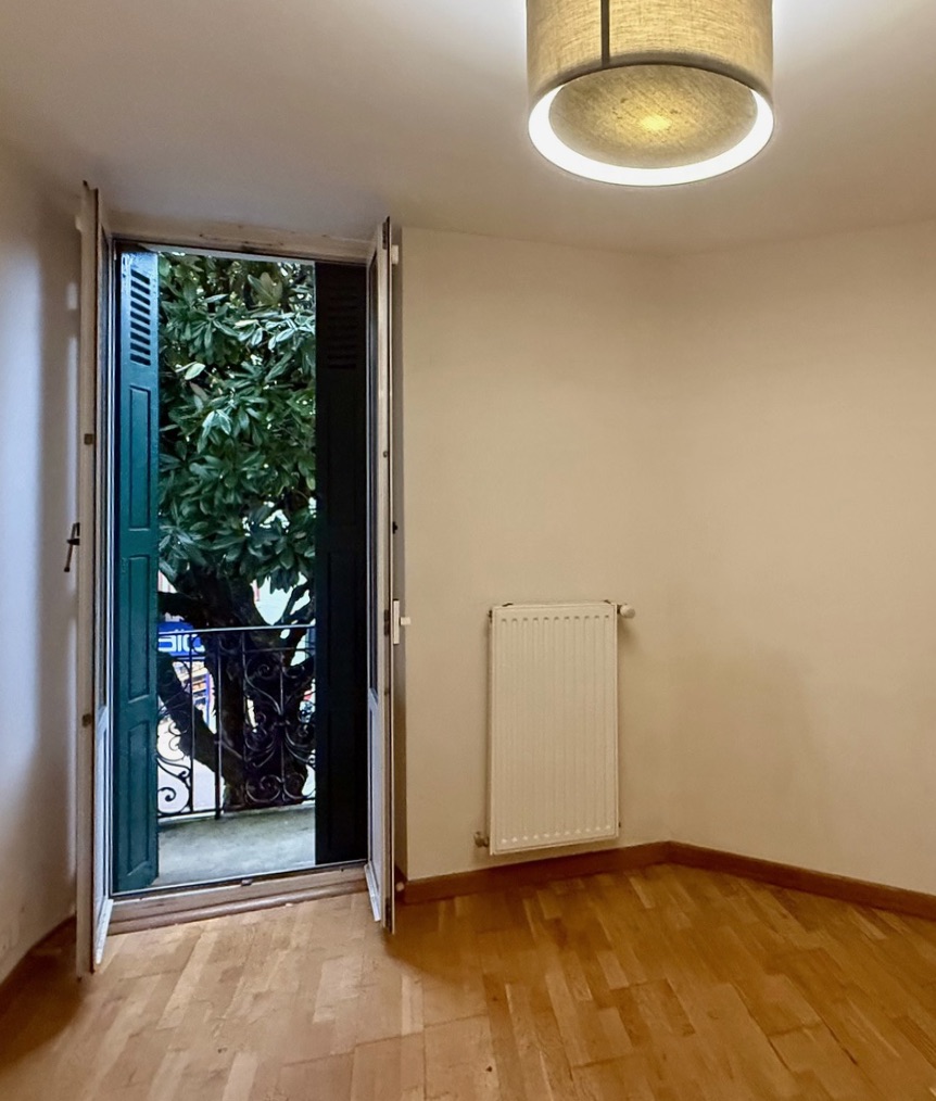 "Les Corsaires Basques" For Sale Saint-Jean-de-luz centre, walking distance to the beach, great central location, 3 bed / 2 bath apartment with balconies extending to circa 100 sq. m... Rare, excellent price / quality ratio... &pound; 570,000