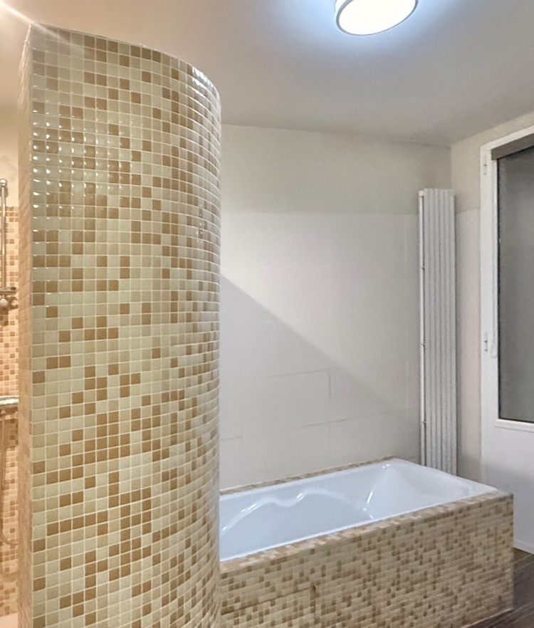 "Les Corsaires Basques" For Sale Saint-Jean-de-luz centre, walking distance to the beach, great central location, 3 bed / 2 bath apartment with balconies extending to circa 100 sq. m... Rare, excellent price / quality ratio... &pound; 570,000