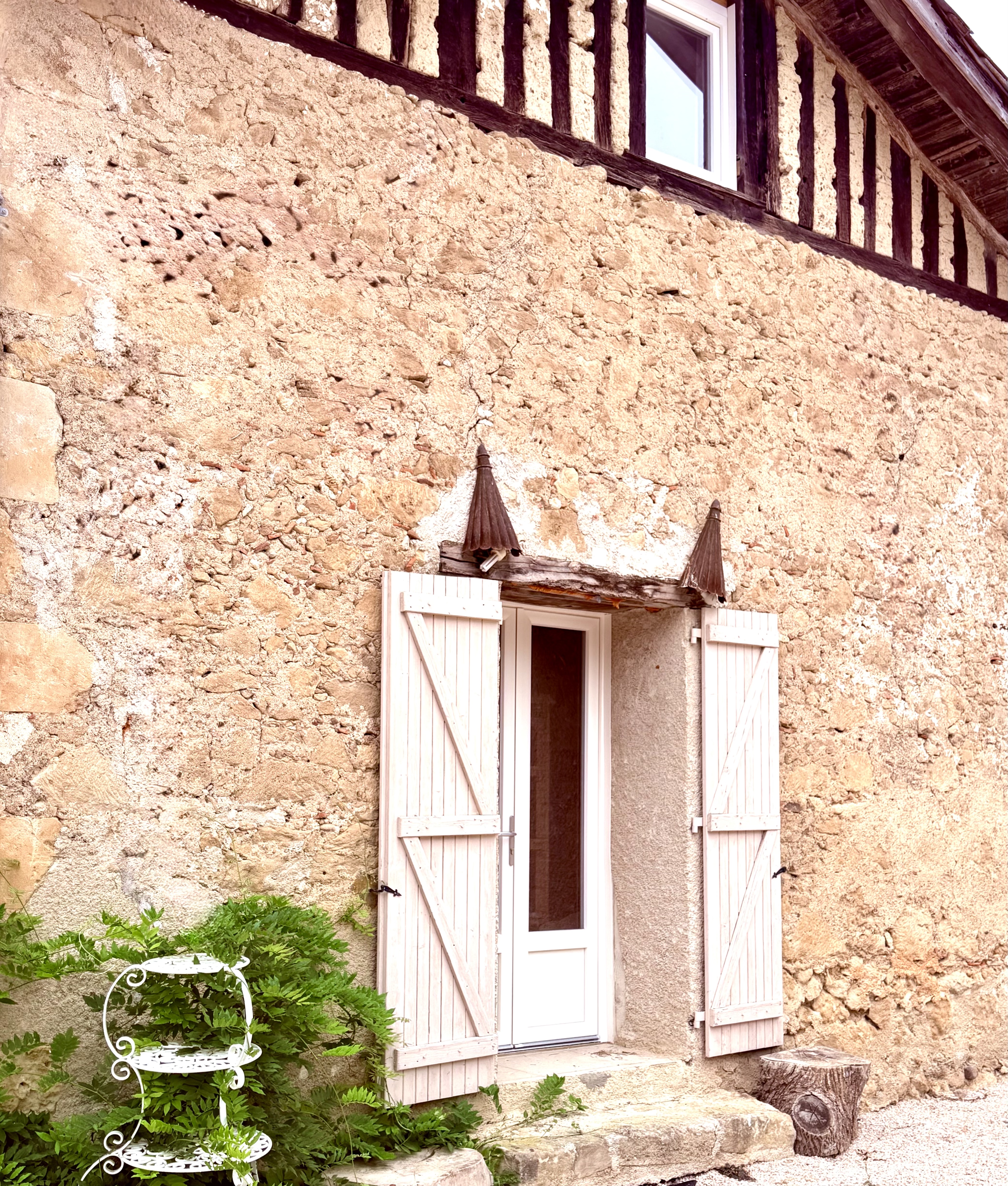 "Meadow Vista" For Sale Between Toulouse &amp; Tarbes, near the charming town of Boulogne sur Gesse, authentic u-shaped farmhouse dating back to the 1700s, recently renovated with care. Unique!... &pound; 590,000
