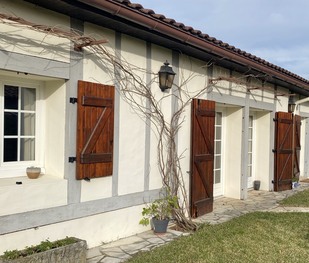 &ldquo;Airial Yachats&rdquo; For Sale at the heart of the Seignosse village, 5mn from the Hossegor &amp; Seignosse beaches and golf courses; authentic &ldquo;Airial Landais&rdquo; comprising of three separate buildings, set on 3000 sq. m. of beautiful wooded land with swimming pool&hellip; &pound; 1,050,000