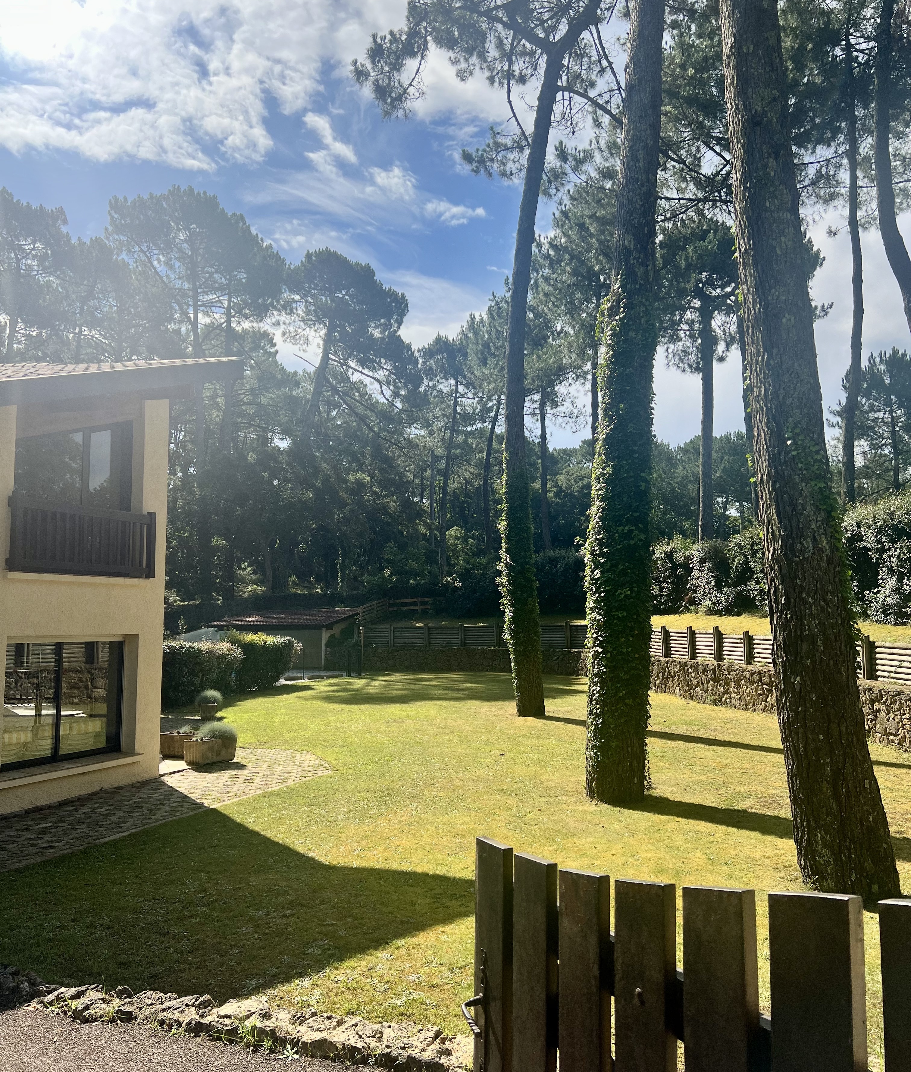 &nbsp;&ldquo;El Camino del Mar Beach House&rdquo; For Sale Seignosse Ocean, set in incredibly quiet forest surroundings, walking distance from beaches &amp; shops; 4 bed + / 2 bath villa full of character set on 1500 sqm of landscaped land, presented in excellent condition throughout&hellip; &pound;1,245,000