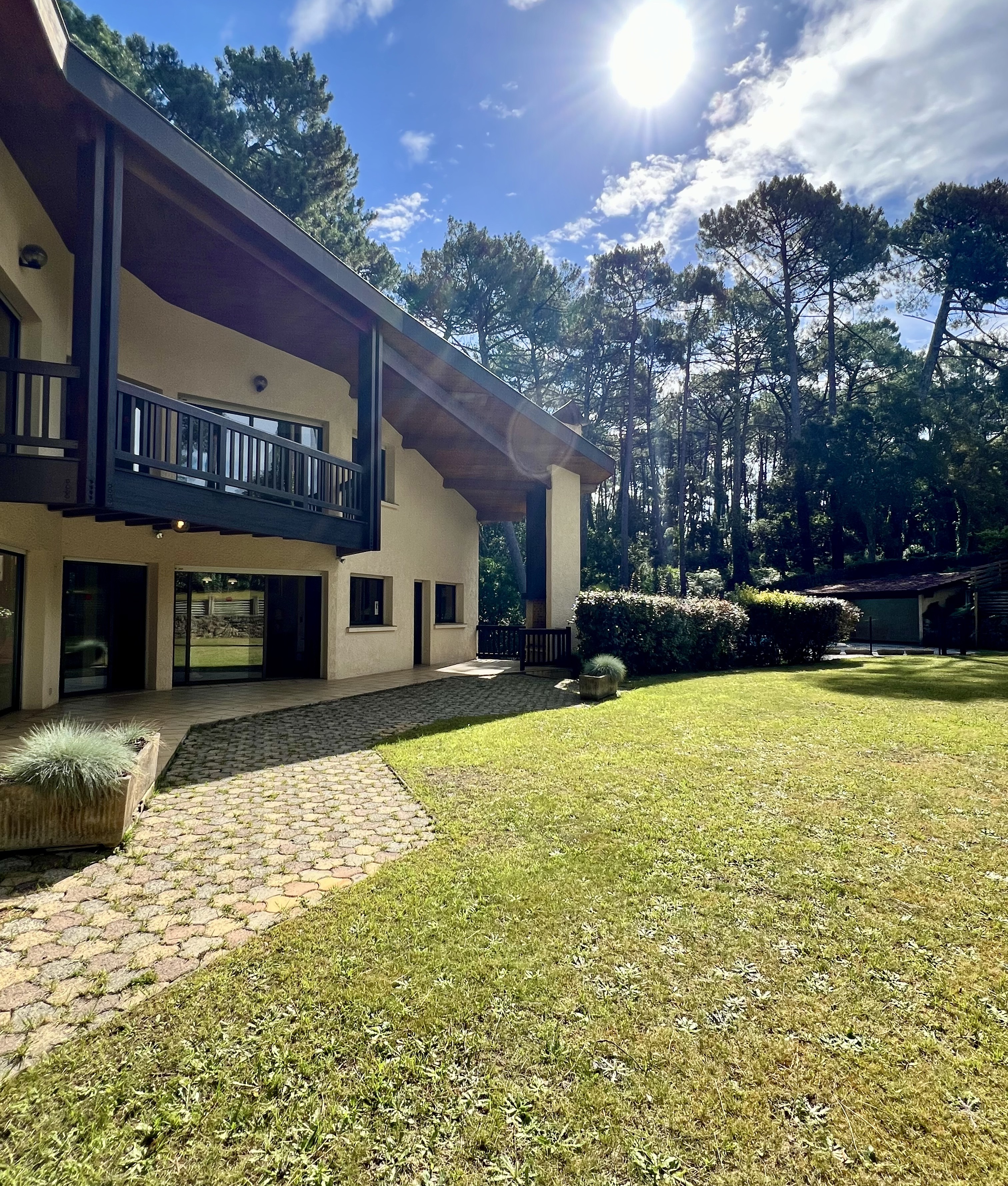 &nbsp;&ldquo;El Camino del Mar Beach House&rdquo; For Sale Seignosse Ocean, set in incredibly quiet forest surroundings, walking distance from beaches &amp; shops; 4 bed + / 2 bath villa full of character set on 1500 sqm of landscaped land, presented in excellent condition throughout&hellip; &pound;1,245,000