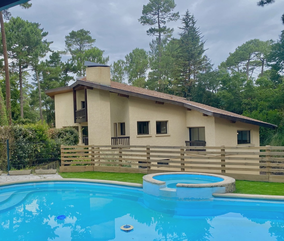 &nbsp;&ldquo;El Camino del Mar Beach House&rdquo; For Sale Seignosse Ocean, set in incredibly quiet forest surroundings, walking distance from beaches &amp; shops; 4 bed + / 2 bath villa full of character set on 1500 sqm of landscaped land, presented in excellent condition throughout&hellip; &pound;1,245,000