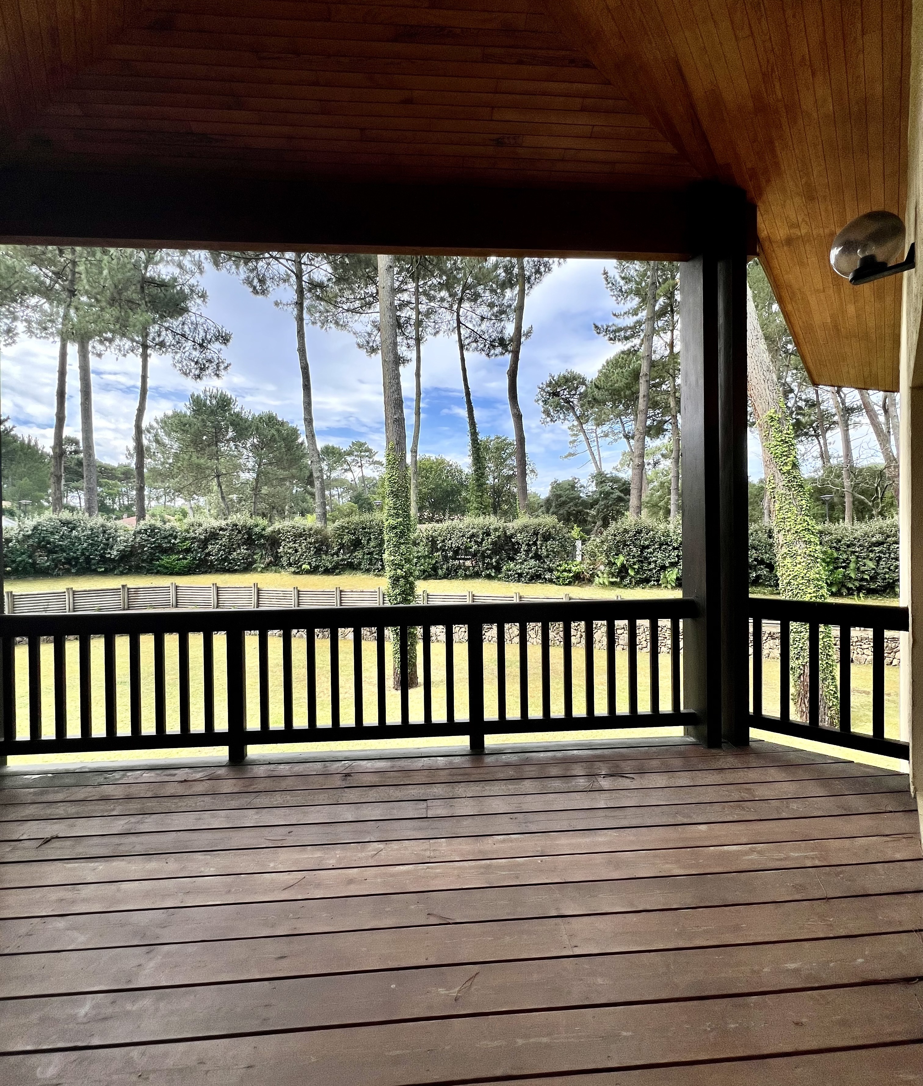 &nbsp;&ldquo;El Camino del Mar Beach House&rdquo; For Sale Seignosse Ocean, set in incredibly quiet forest surroundings, walking distance from beaches &amp; shops; 4 bed + / 2 bath villa full of character set on 1500 sqm of landscaped land, presented in excellent condition throughout&hellip; &pound;1,245,000