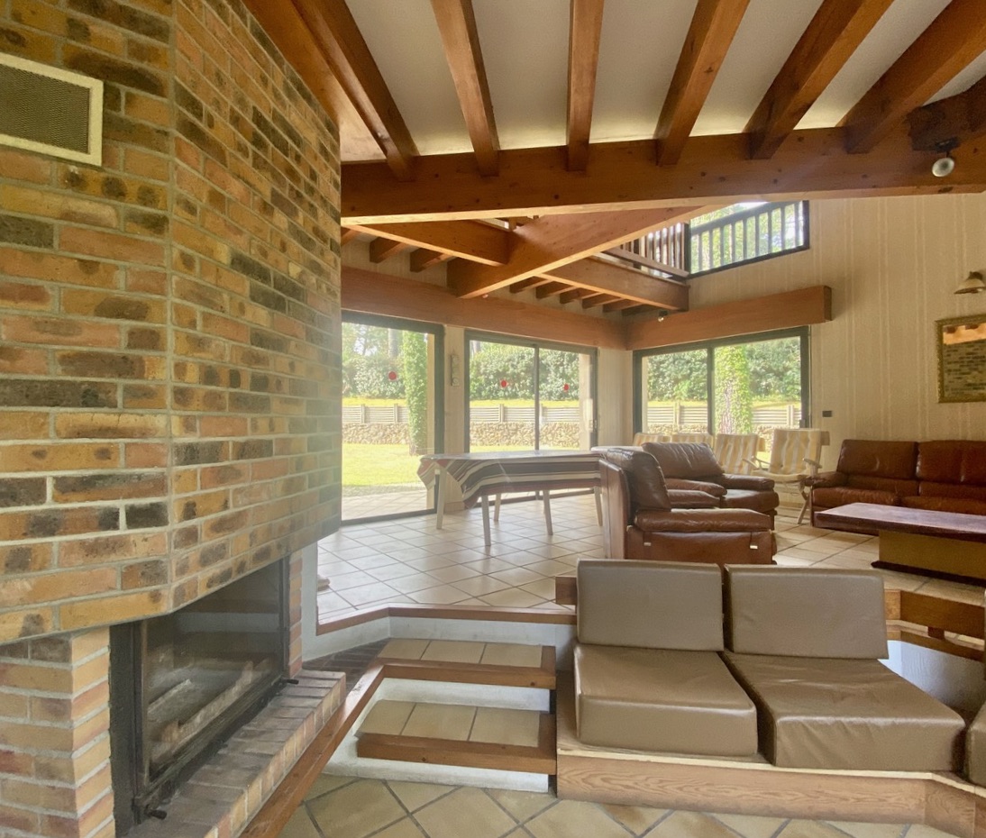 &nbsp;&ldquo;El Camino del Mar Beach House&rdquo; For Sale Seignosse Ocean, set in incredibly quiet forest surroundings, walking distance from beaches &amp; shops; 4 bed + / 2 bath villa full of character set on 1500 sqm of landscaped land, presented in excellent condition throughout&hellip; &pound;1,245,000