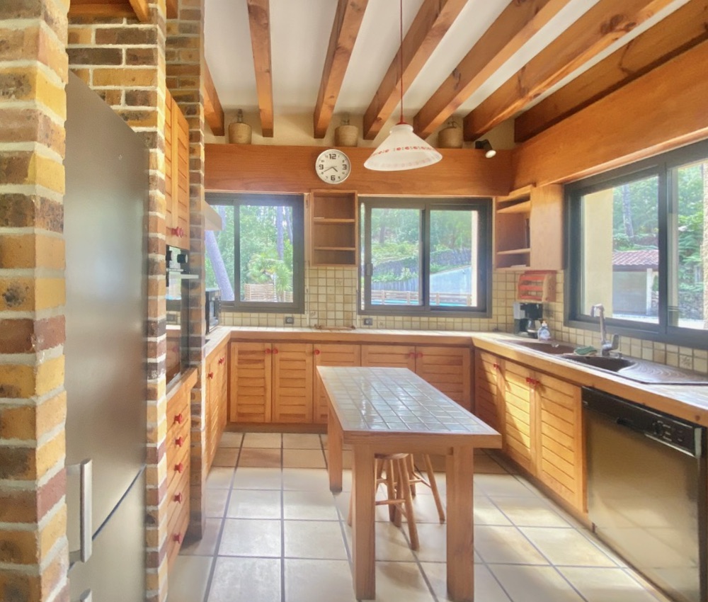 &nbsp;&ldquo;El Camino del Mar Beach House&rdquo; For Sale Seignosse Ocean, set in incredibly quiet forest surroundings, walking distance from beaches &amp; shops; 4 bed + / 2 bath villa full of character set on 1500 sqm of landscaped land, presented in excellent condition throughout&hellip; &pound;1,245,000