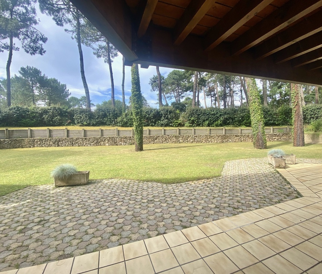 &nbsp;&ldquo;El Camino del Mar Beach House&rdquo; For Sale Seignosse Ocean, set in incredibly quiet forest surroundings, walking distance from beaches &amp; shops; 4 bed + / 2 bath villa full of character set on 1500 sqm of landscaped land, presented in excellent condition throughout&hellip; &pound;1,245,000