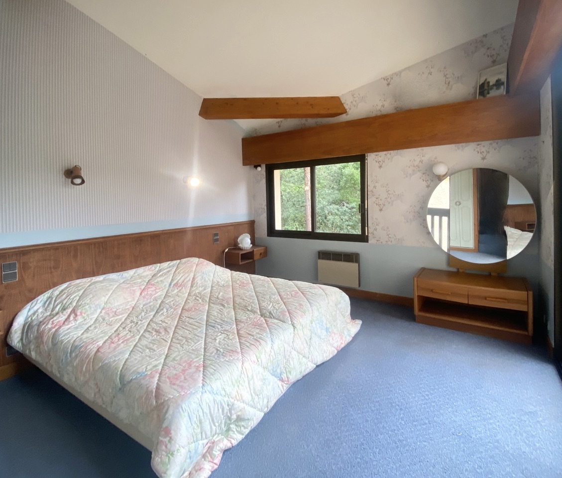 &nbsp;&ldquo;El Camino del Mar Beach House&rdquo; For Sale Seignosse Ocean, set in incredibly quiet forest surroundings, walking distance from beaches &amp; shops; 4 bed + / 2 bath villa full of character set on 1500 sqm of landscaped land, presented in excellent condition throughout&hellip; &pound;1,245,000