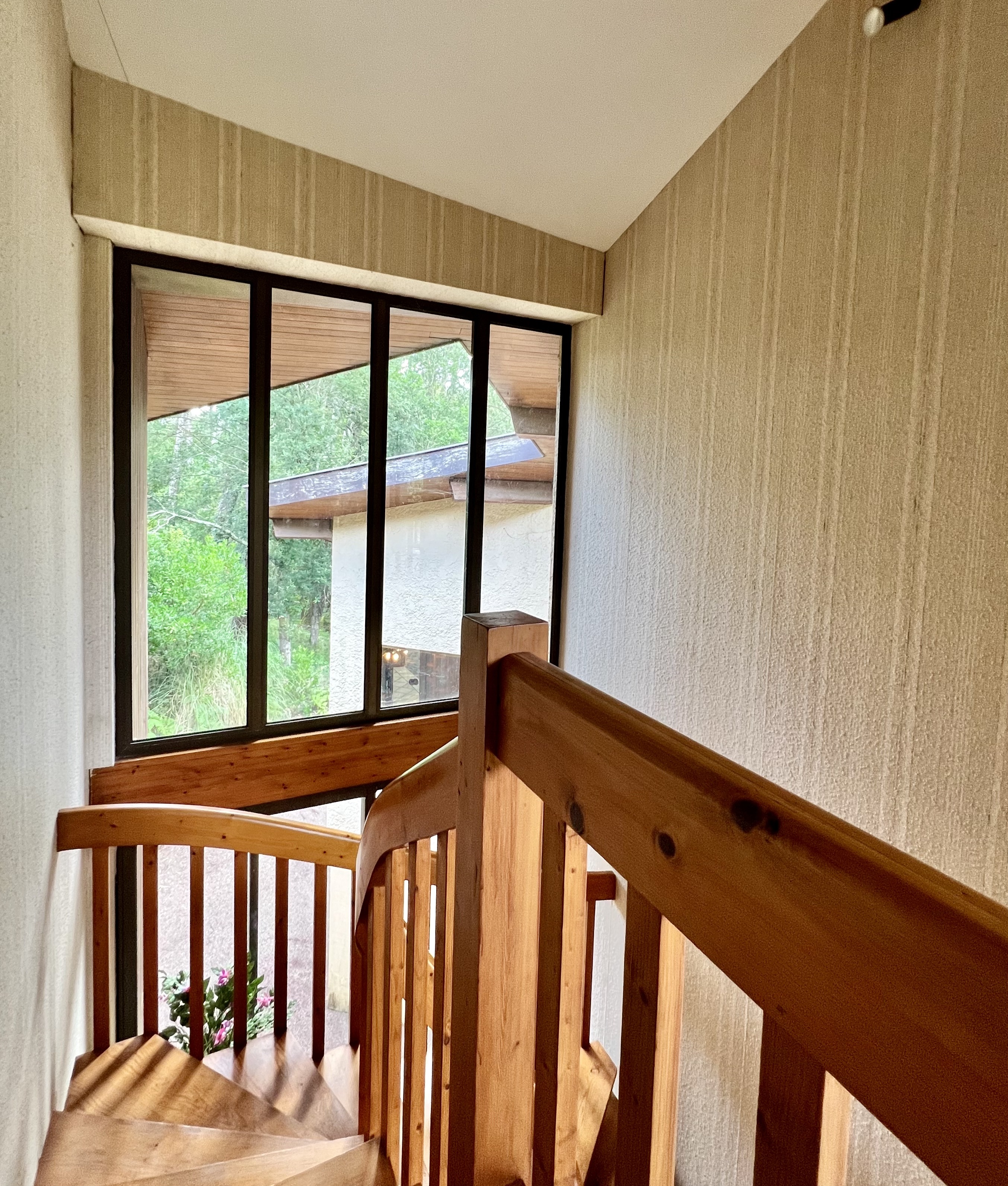 &nbsp;&ldquo;El Camino del Mar Beach House&rdquo; For Sale Seignosse Ocean, set in incredibly quiet forest surroundings, walking distance from beaches &amp; shops; 4 bed + / 2 bath villa full of character set on 1500 sqm of landscaped land, presented in excellent condition throughout&hellip; &pound;1,245,000
