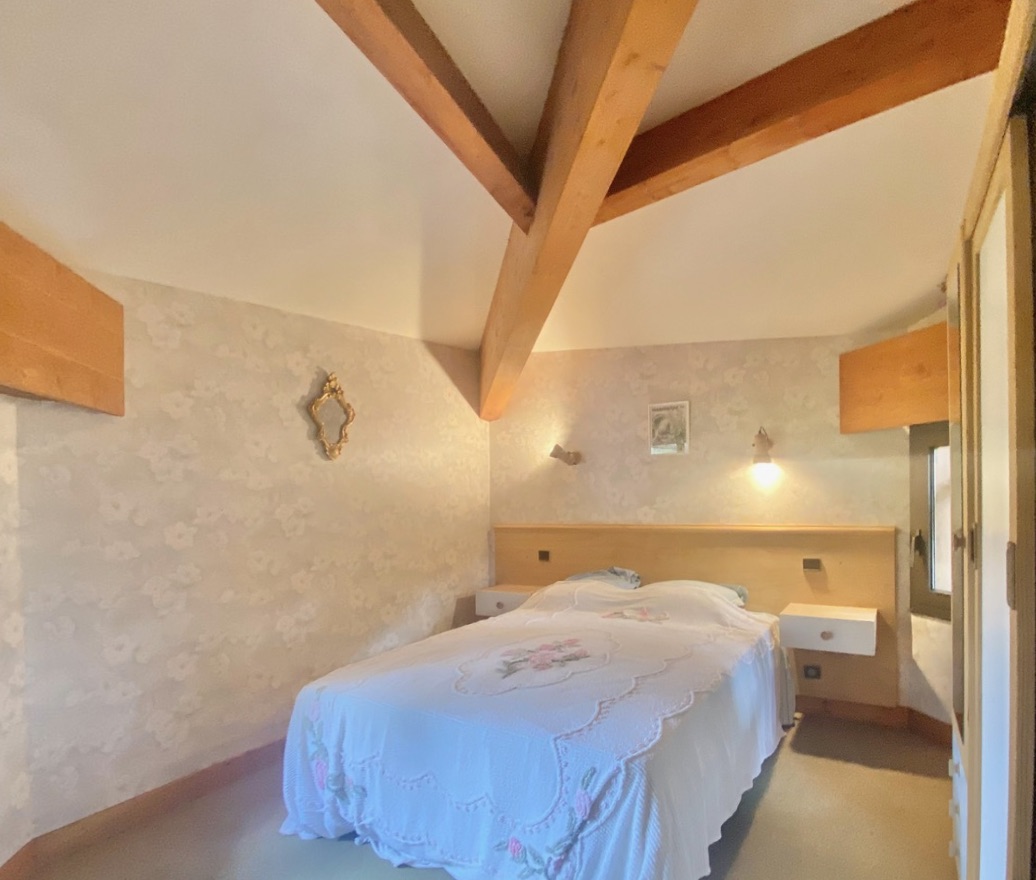 &nbsp;&ldquo;El Camino del Mar Beach House&rdquo; For Sale Seignosse Ocean, set in incredibly quiet forest surroundings, walking distance from beaches &amp; shops; 4 bed + / 2 bath villa full of character set on 1500 sqm of landscaped land, presented in excellent condition throughout&hellip; &pound;1,245,000