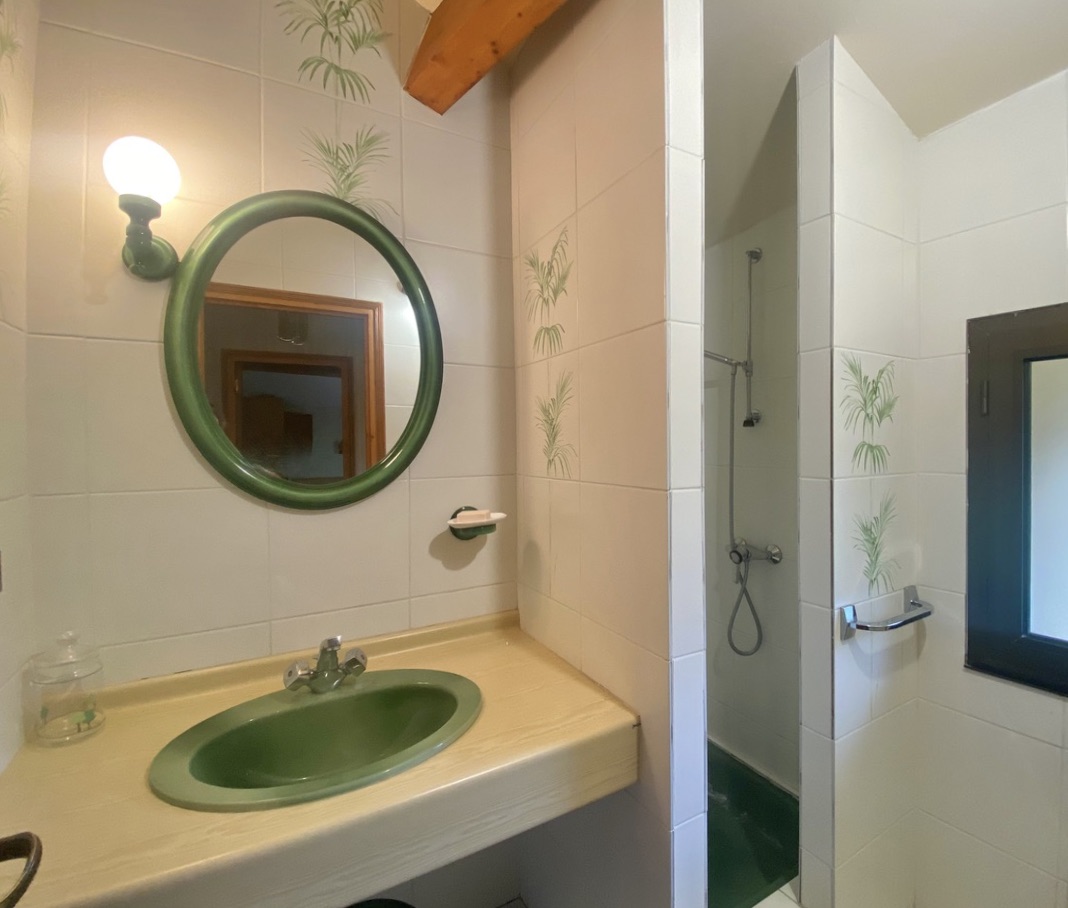 &nbsp;&ldquo;El Camino del Mar Beach House&rdquo; For Sale Seignosse Ocean, set in incredibly quiet forest surroundings, walking distance from beaches &amp; shops; 4 bed + / 2 bath villa full of character set on 1500 sqm of landscaped land, presented in excellent condition throughout&hellip; &pound;1,245,000