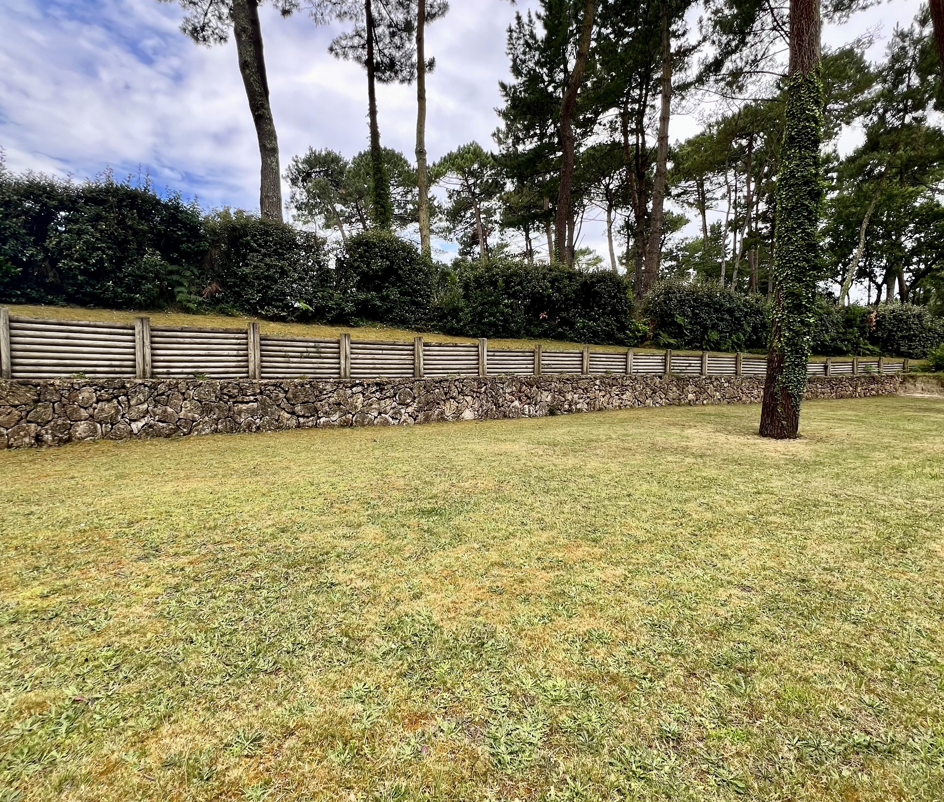 &nbsp;&ldquo;El Camino del Mar Beach House&rdquo; For Sale Seignosse Ocean, set in incredibly quiet forest surroundings, walking distance from beaches &amp; shops; 4 bed + / 2 bath villa full of character set on 1500 sqm of landscaped land, presented in excellent condition throughout&hellip; &pound;1,245,000