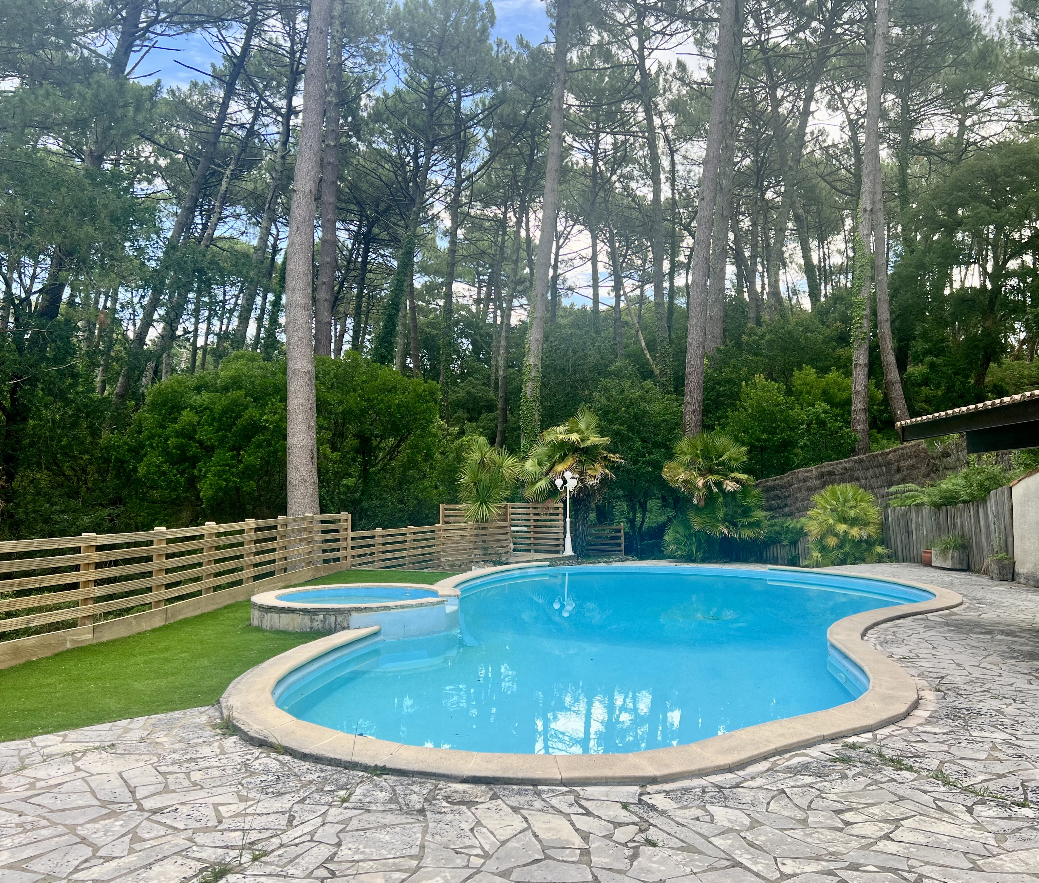 &nbsp;&ldquo;El Camino del Mar Beach House&rdquo; For Sale Seignosse Ocean, set in incredibly quiet forest surroundings, walking distance from beaches &amp; shops; 4 bed + / 2 bath villa full of character set on 1500 sqm of landscaped land, presented in excellent condition throughout&hellip; &pound;1,245,000