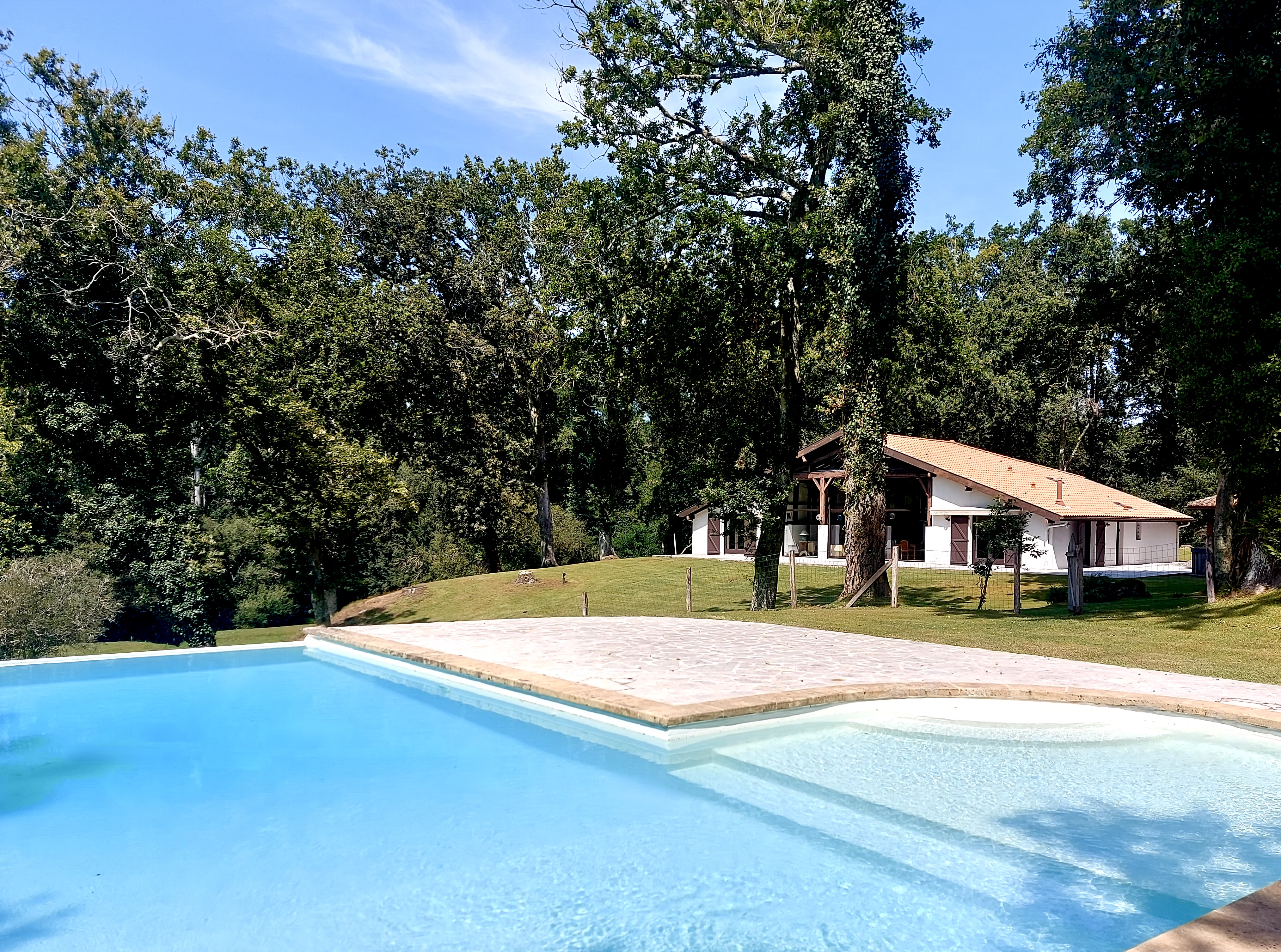 SOLD BY OUR TEAM - "Airial Azalea" Exclusive Sales Mandate, in beautiful natural surroundings 10mn from the beach, incredibly quiet and private; historical &ldquo;Landaise&rdquo; property set on 2.5ha of wooded land and clearings&hellip;