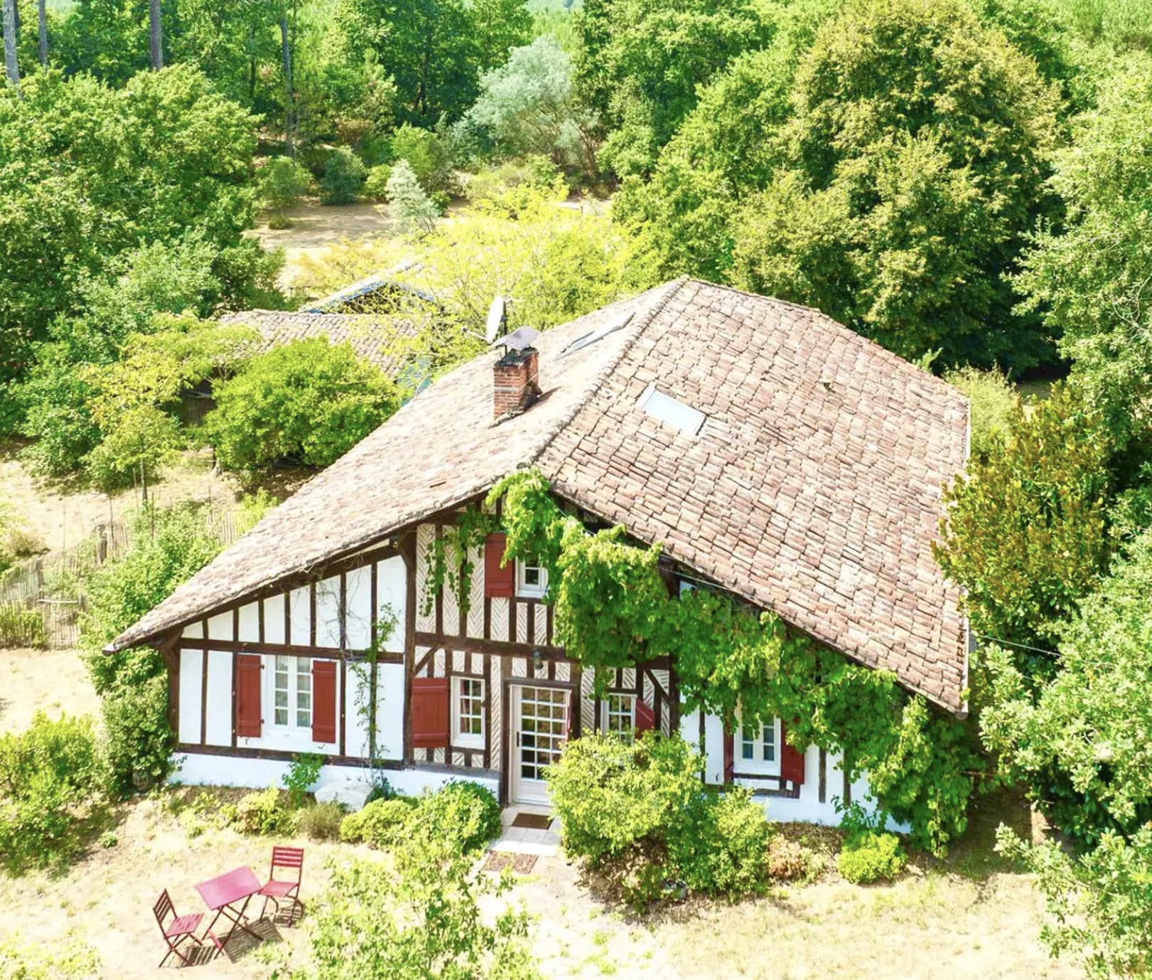 "Airial San Miguel" For Sale Sole Agent Saint Michel d'Escalus - 12km from beaches &amp; 15km from golf course, superb renovated farmhouse / character property on 8500 sq. m. of land comprising of original landaise farm house, sheepfold, artist workshop &amp; outbuildings; rare opportunity to live in a small village with preserved local traditions ; ideal for bed &amp; breakfast. Quiet &amp; peaceful ... &pound;821,000.