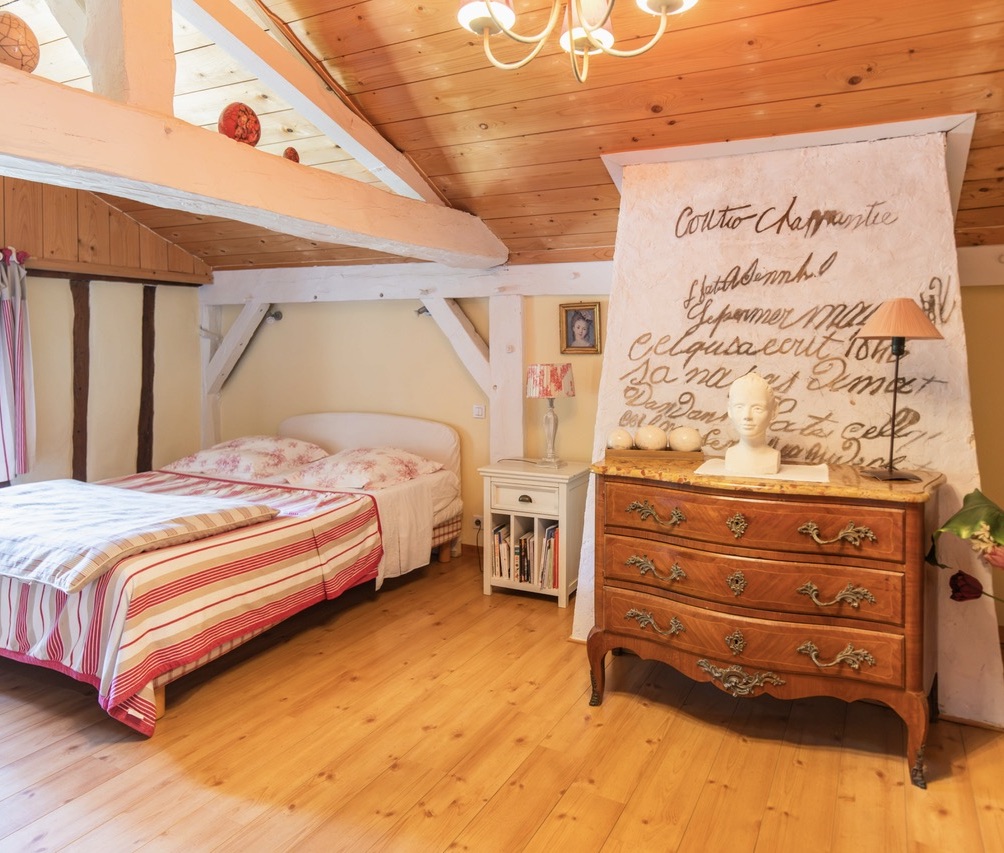 "Airial San Miguel" For Sale Sole Agent Saint Michel d'Escalus - 12km from beaches &amp; 15km from golf course, superb renovated farmhouse / character property on 8500 sq. m. of land comprising of original landaise farm house, sheepfold, artist workshop &amp; outbuildings; rare opportunity to live in a small village with preserved local traditions ; ideal for bed &amp; breakfast. Quiet &amp; peaceful ... &pound;821,000.
