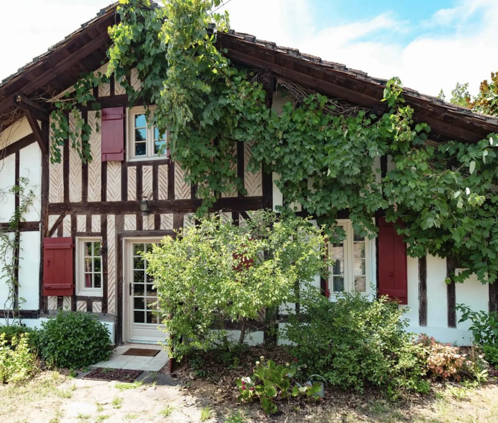 "Airial San Miguel" For Sale Sole Agent Saint Michel d'Escalus - 12km from beaches &amp; 15km from golf course, superb renovated farmhouse / character property on 8500 sq. m. of land comprising of original landaise farm house, sheepfold, artist workshop &amp; outbuildings; rare opportunity to live in a small village with preserved local traditions ; ideal for bed &amp; breakfast. Quiet &amp; peaceful ... &pound;821,000.