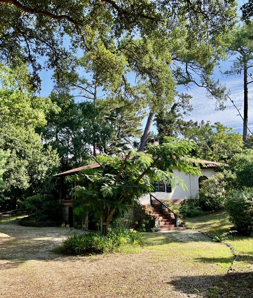 "Pasatiempo Historic Home" For Sale Hossegor Center / Golf, unobstructed views of the fairway, 3/4 bedroom 3 bath villa complete with garage, workshop &amp; cellar; set on 2500 sq. m. of land, in need of some refurbishment... &pound; 2,520,000