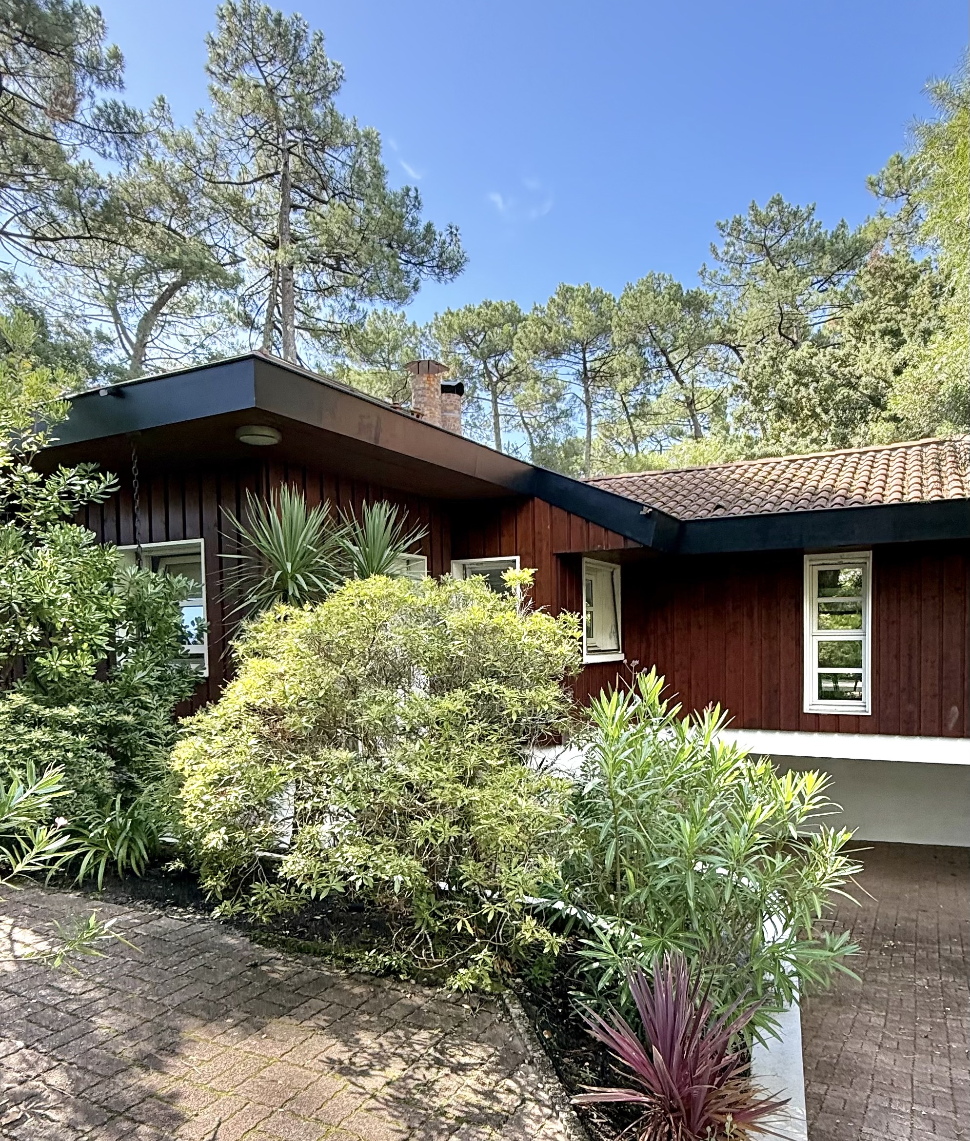 &ldquo;Carmel by the Sea Modern Estate&rdquo; For Sale Hossegor, in a quiet and residential area only 1km away from shops and amenities, elegant single-level 4 bed / 3 bath villa boasting contemporary &amp; timeless style&hellip; &pound; 1,527,000