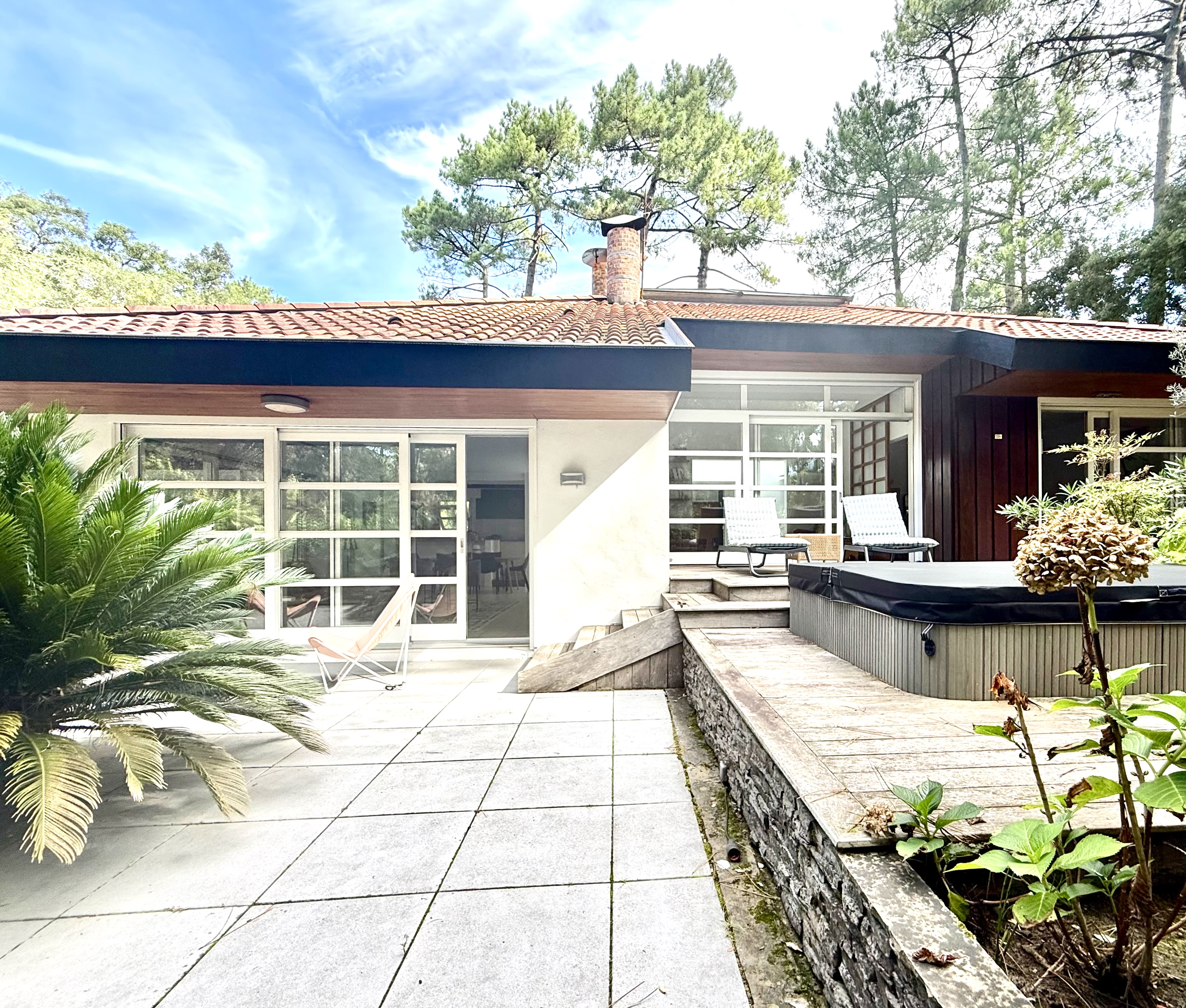 &ldquo;Carmel by the Sea Modern Estate&rdquo; For Sale Hossegor, in a quiet and residential area only 1km away from shops and amenities, elegant single-level 4 bed / 3 bath villa boasting contemporary &amp; timeless style&hellip; &pound; 1,527,000