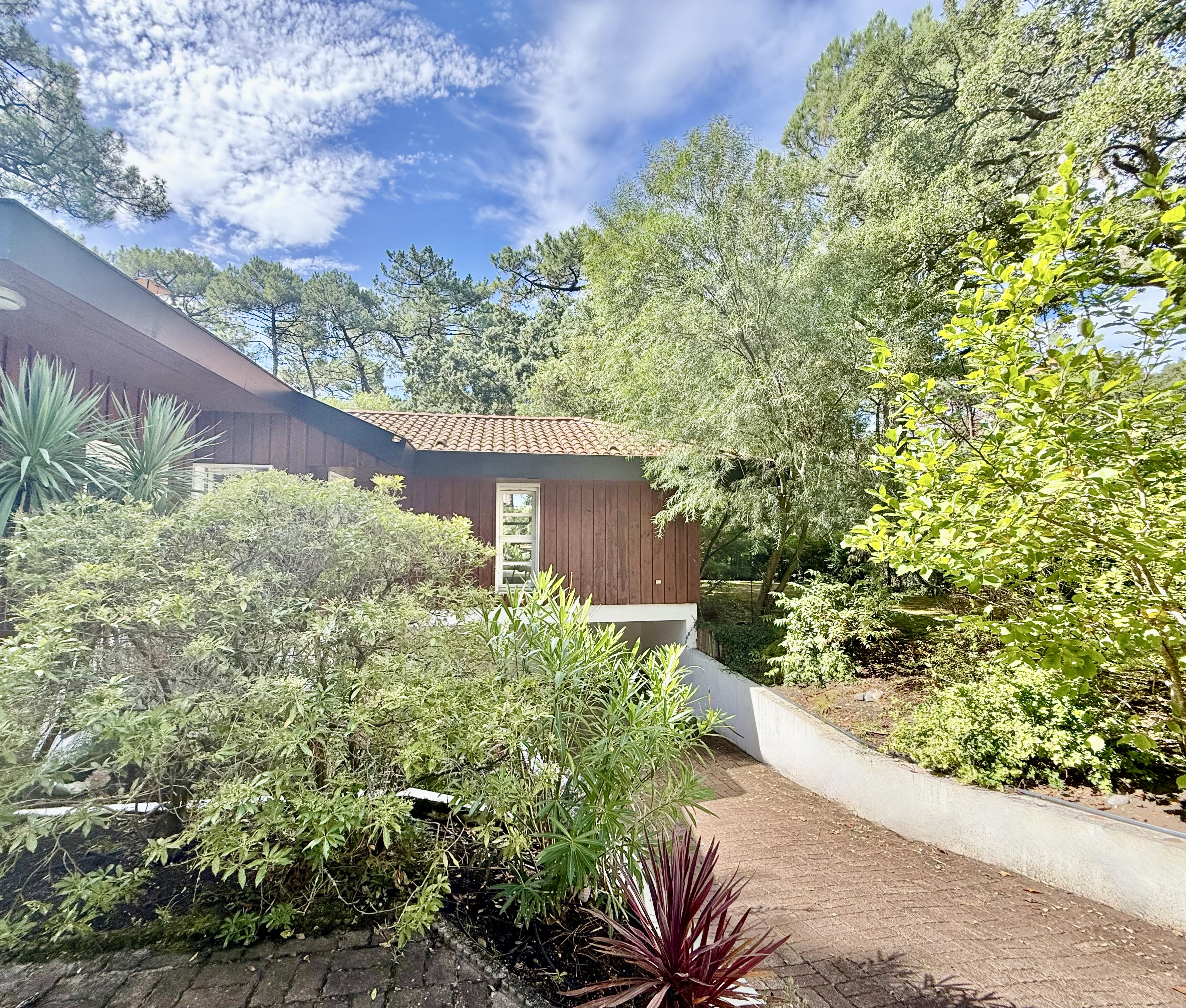 &ldquo;Carmel by the Sea Modern Estate&rdquo; For Sale Hossegor, in a quiet and residential area only 1km away from shops and amenities, elegant single-level 4 bed / 3 bath villa boasting contemporary &amp; timeless style&hellip; &pound; 1,527,000