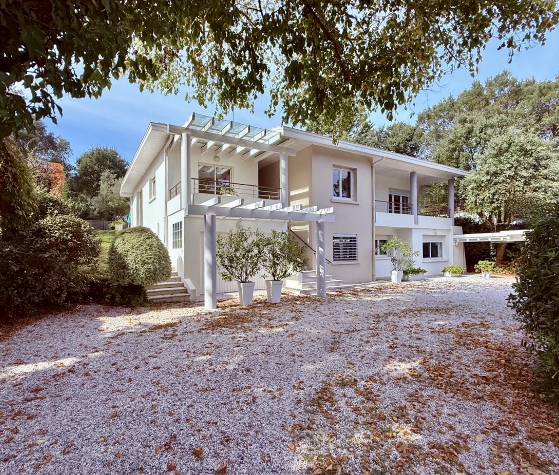 SOLD BY OUR TEAM &ldquo;Costa Mesa Beach House&rdquo; &nbsp; Exclusive Sales Mandate Hossegor Between the Lake &amp; the Ocean by the "Plage Blanche", in a rare and very sought-after location 800 m. from the center of town, superb 4 bed + , 3 bath villa on 1170 sq. m. of wooded garden&hellip;&nbsp;