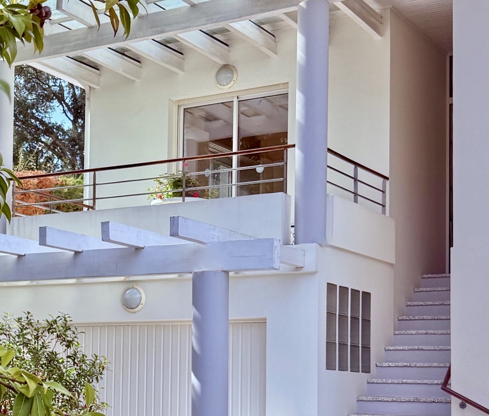 SOLD BY OUR TEAM &ldquo;Costa Mesa Beach House&rdquo; &nbsp; Exclusive Sales Mandate Hossegor Between the Lake &amp; the Ocean by the "Plage Blanche", in a rare and very sought-after location 800 m. from the center of town, superb 4 bed + , 3 bath villa on 1170 sq. m. of wooded garden&hellip;&nbsp;