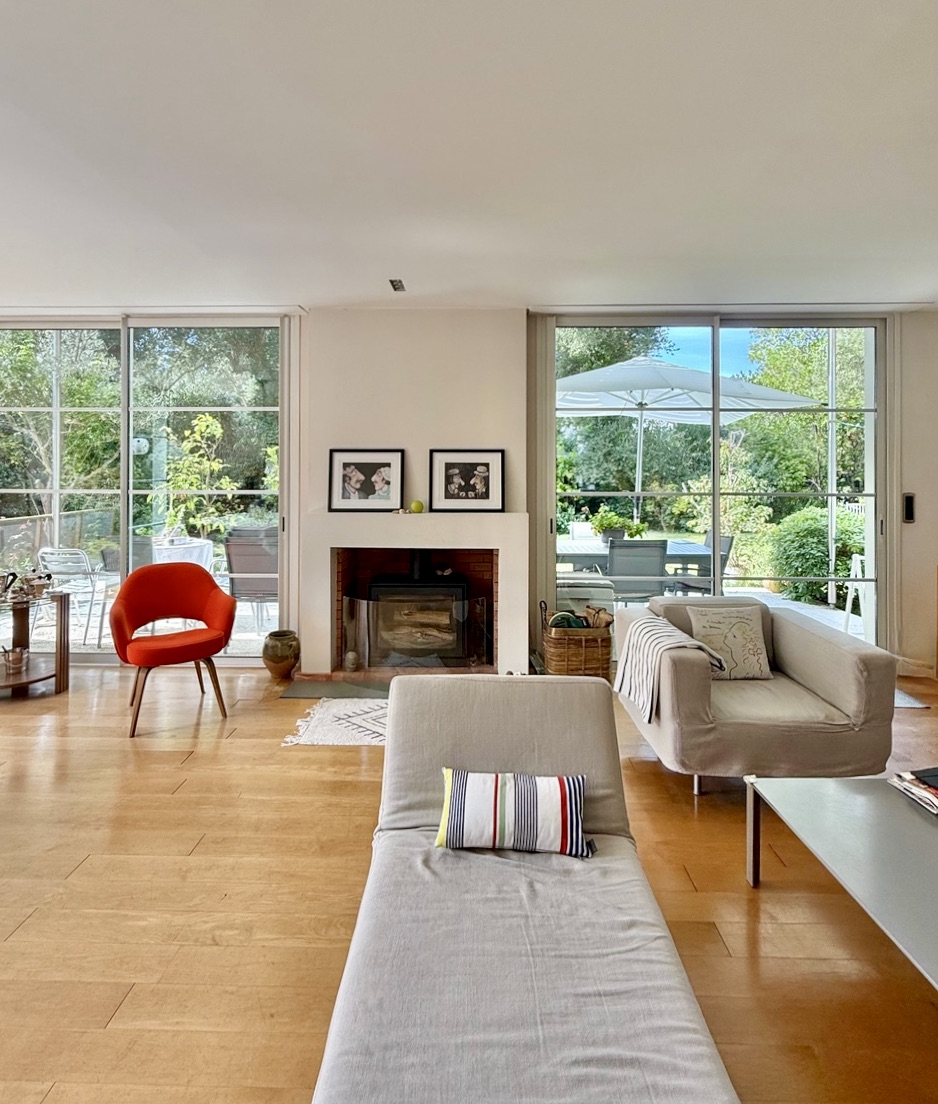 SOLD BY OUR TEAM &ldquo;Costa Mesa Beach House&rdquo; &nbsp; Exclusive Sales Mandate Hossegor Between the Lake &amp; the Ocean by the "Plage Blanche", in a rare and very sought-after location 800 m. from the center of town, superb 4 bed + , 3 bath villa on 1170 sq. m. of wooded garden&hellip;&nbsp;