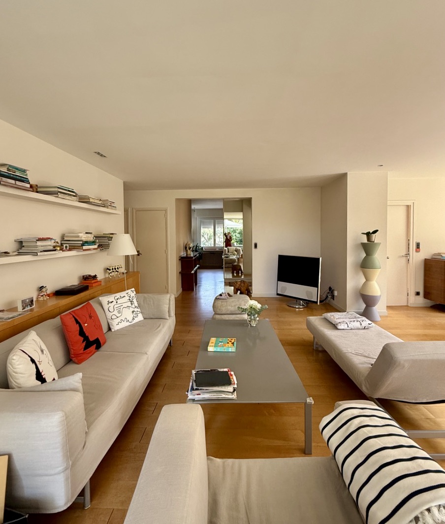 SOLD BY OUR TEAM &ldquo;Costa Mesa Beach House&rdquo; &nbsp; Exclusive Sales Mandate Hossegor Between the Lake &amp; the Ocean by the "Plage Blanche", in a rare and very sought-after location 800 m. from the center of town, superb 4 bed + , 3 bath villa on 1170 sq. m. of wooded garden&hellip;&nbsp;