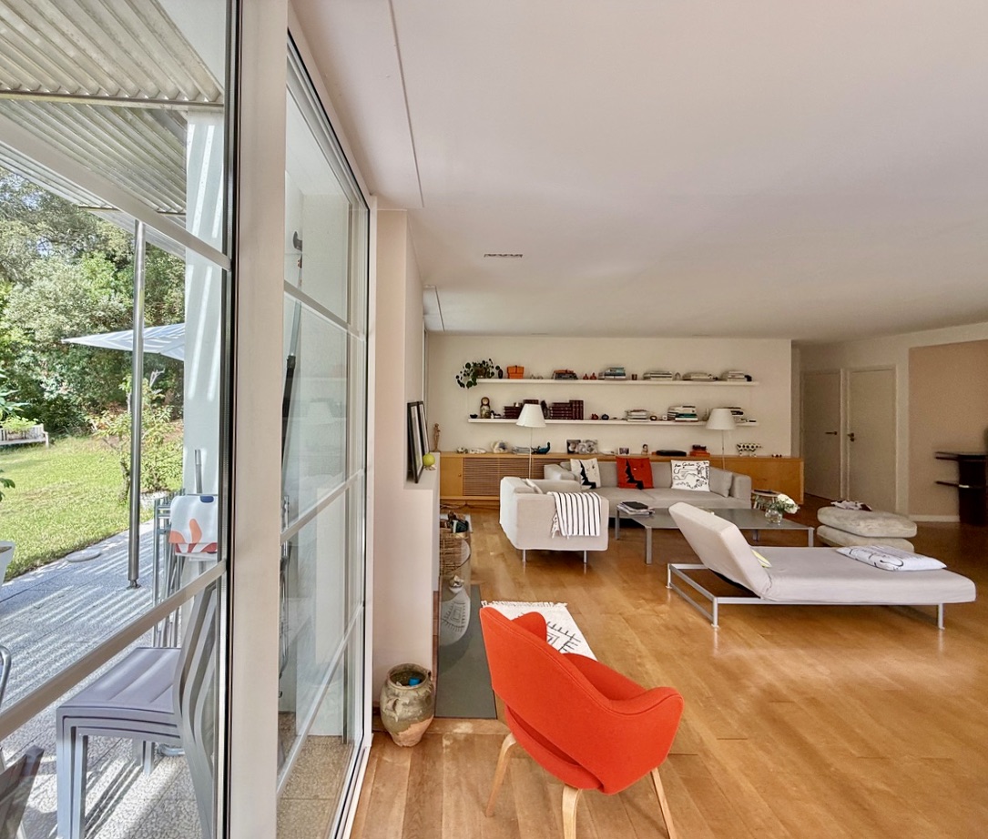 SOLD BY OUR TEAM &ldquo;Costa Mesa Beach House&rdquo; &nbsp; Exclusive Sales Mandate Hossegor Between the Lake &amp; the Ocean by the "Plage Blanche", in a rare and very sought-after location 800 m. from the center of town, superb 4 bed + , 3 bath villa on 1170 sq. m. of wooded garden&hellip;&nbsp;