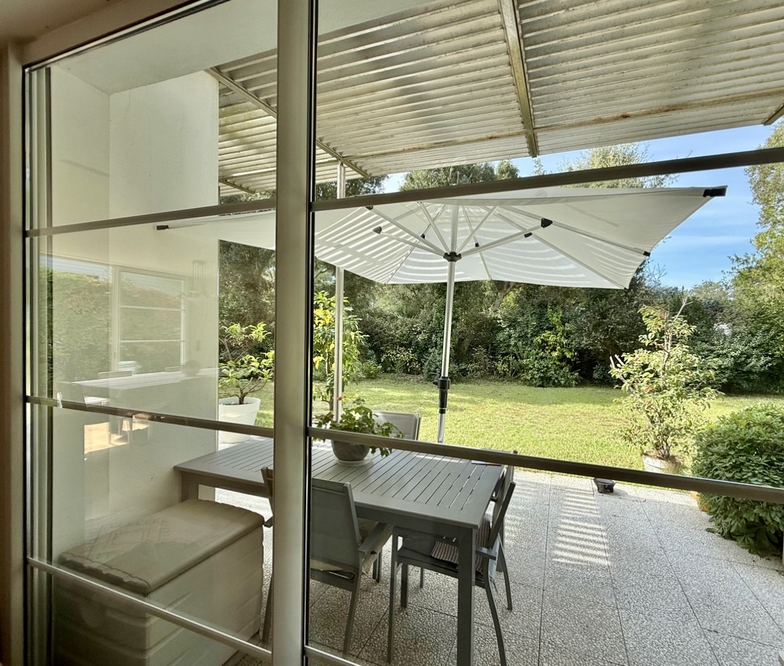 SOLD BY OUR TEAM &ldquo;Costa Mesa Beach House&rdquo; &nbsp; Exclusive Sales Mandate Hossegor Between the Lake &amp; the Ocean by the "Plage Blanche", in a rare and very sought-after location 800 m. from the center of town, superb 4 bed + , 3 bath villa on 1170 sq. m. of wooded garden&hellip;&nbsp;