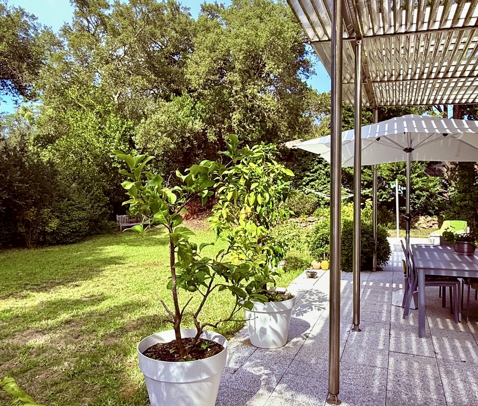 SOLD BY OUR TEAM &ldquo;Costa Mesa Beach House&rdquo; &nbsp; Exclusive Sales Mandate Hossegor Between the Lake &amp; the Ocean by the "Plage Blanche", in a rare and very sought-after location 800 m. from the center of town, superb 4 bed + , 3 bath villa on 1170 sq. m. of wooded garden&hellip;&nbsp;