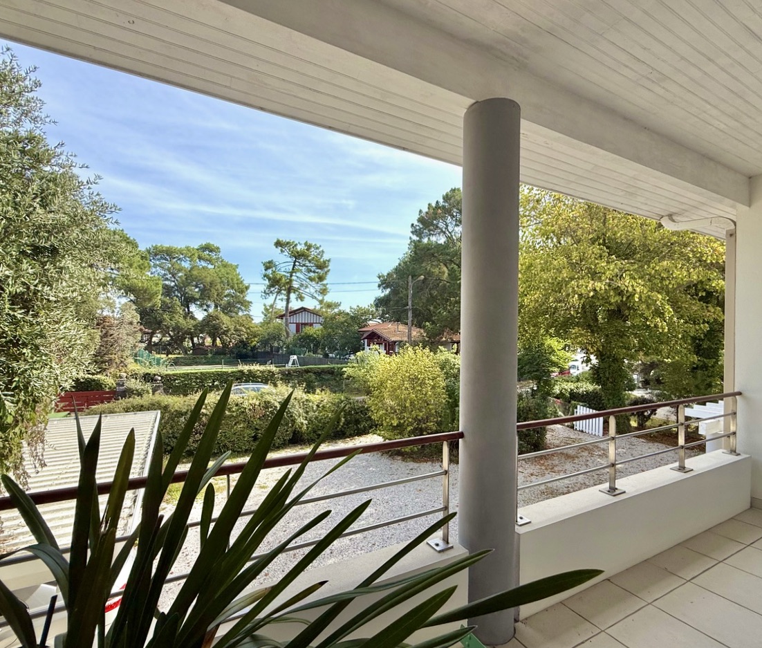 SOLD BY OUR TEAM &ldquo;Costa Mesa Beach House&rdquo; &nbsp; Exclusive Sales Mandate Hossegor Between the Lake &amp; the Ocean by the "Plage Blanche", in a rare and very sought-after location 800 m. from the center of town, superb 4 bed + , 3 bath villa on 1170 sq. m. of wooded garden&hellip;&nbsp;