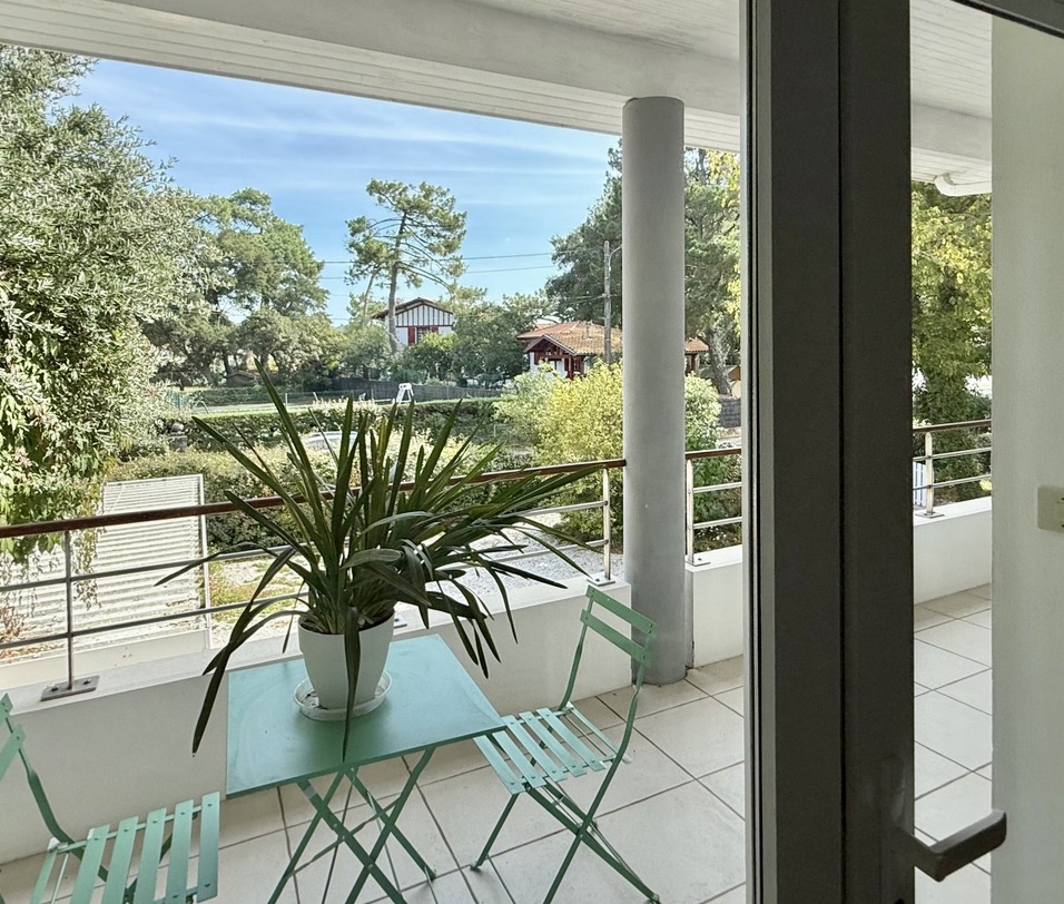 SOLD BY OUR TEAM &ldquo;Costa Mesa Beach House&rdquo; &nbsp; Exclusive Sales Mandate Hossegor Between the Lake &amp; the Ocean by the "Plage Blanche", in a rare and very sought-after location 800 m. from the center of town, superb 4 bed + , 3 bath villa on 1170 sq. m. of wooded garden&hellip;&nbsp;