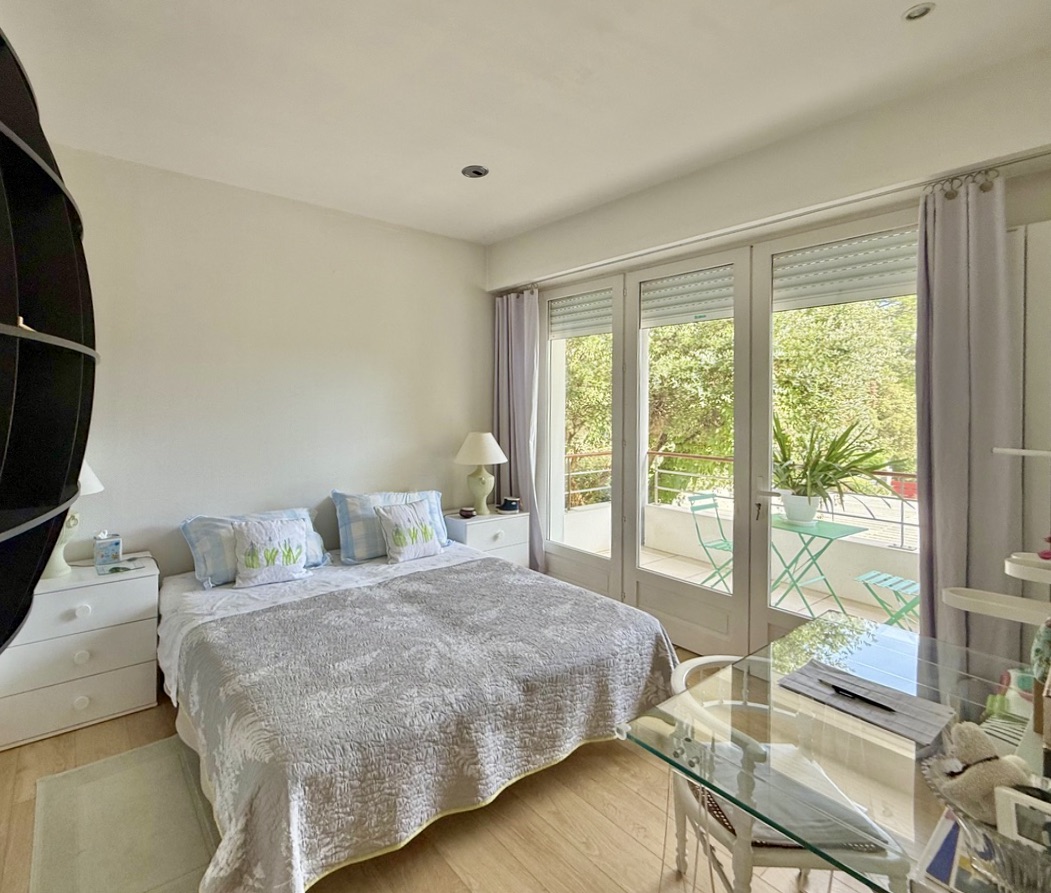 SOLD BY OUR TEAM &ldquo;Costa Mesa Beach House&rdquo; &nbsp; Exclusive Sales Mandate Hossegor Between the Lake &amp; the Ocean by the "Plage Blanche", in a rare and very sought-after location 800 m. from the center of town, superb 4 bed + , 3 bath villa on 1170 sq. m. of wooded garden&hellip;&nbsp;