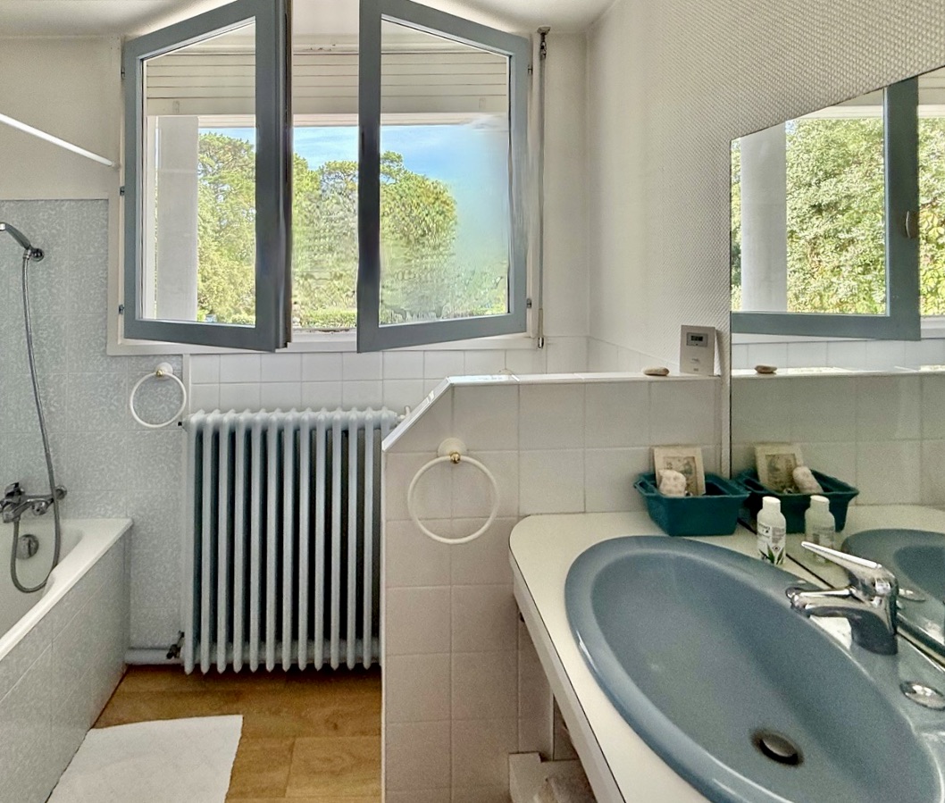 SOLD BY OUR TEAM &ldquo;Costa Mesa Beach House&rdquo; &nbsp; Exclusive Sales Mandate Hossegor Between the Lake &amp; the Ocean by the "Plage Blanche", in a rare and very sought-after location 800 m. from the center of town, superb 4 bed + , 3 bath villa on 1170 sq. m. of wooded garden&hellip;&nbsp;