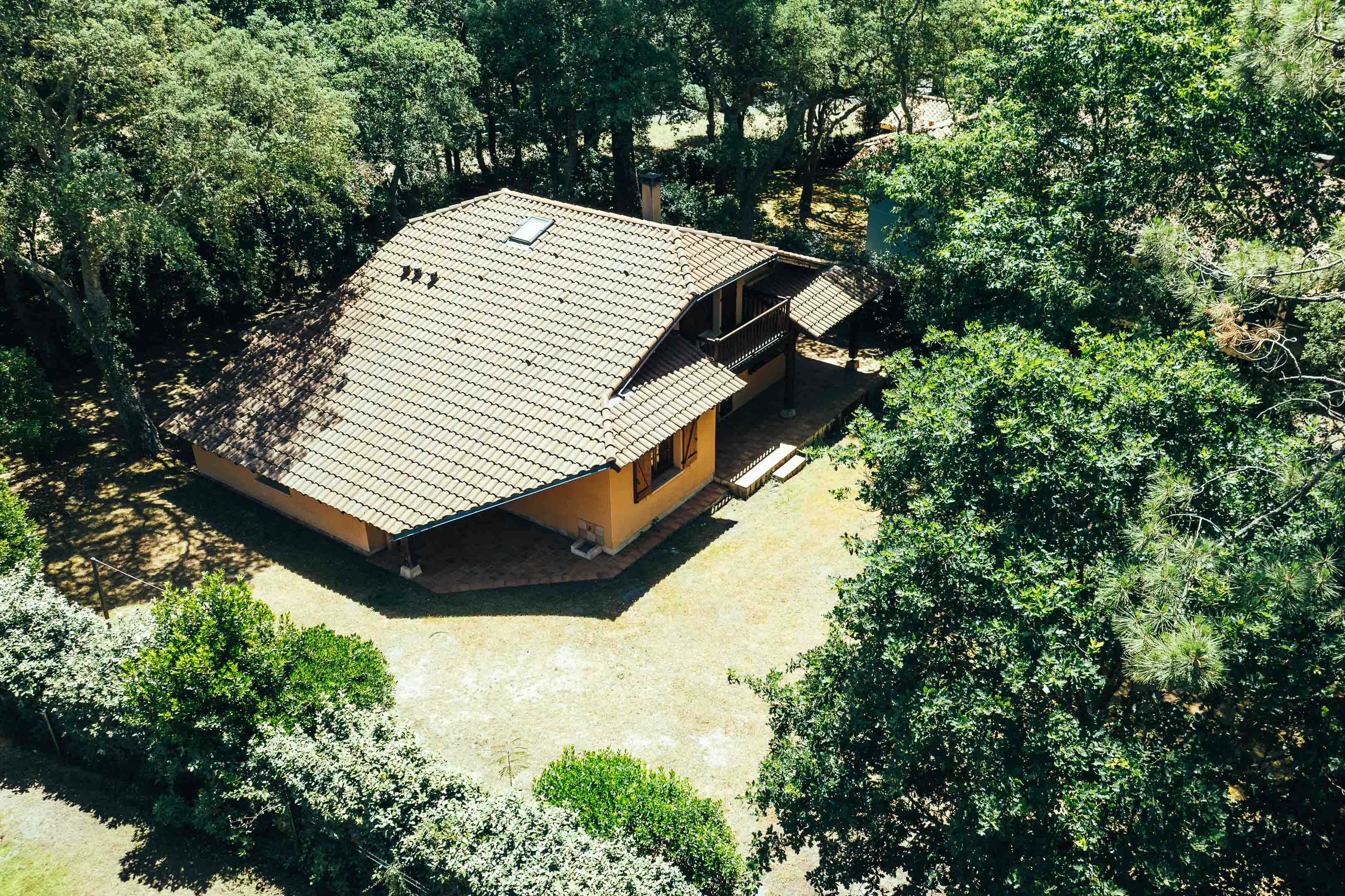 "Rancho Solana Golf Beach House" For Sale Exclusive Sales Mandate Golf de Pinsolle / Soustons Beach, 10km from Hossegor, 3 bed &amp; mezzanine / 2 bath villa on 1500 sq. m. of land boasting direct access to the fairway and the beach via the golfcourse pathway; very quiet, rare opportunity!... &pound; 710,000
