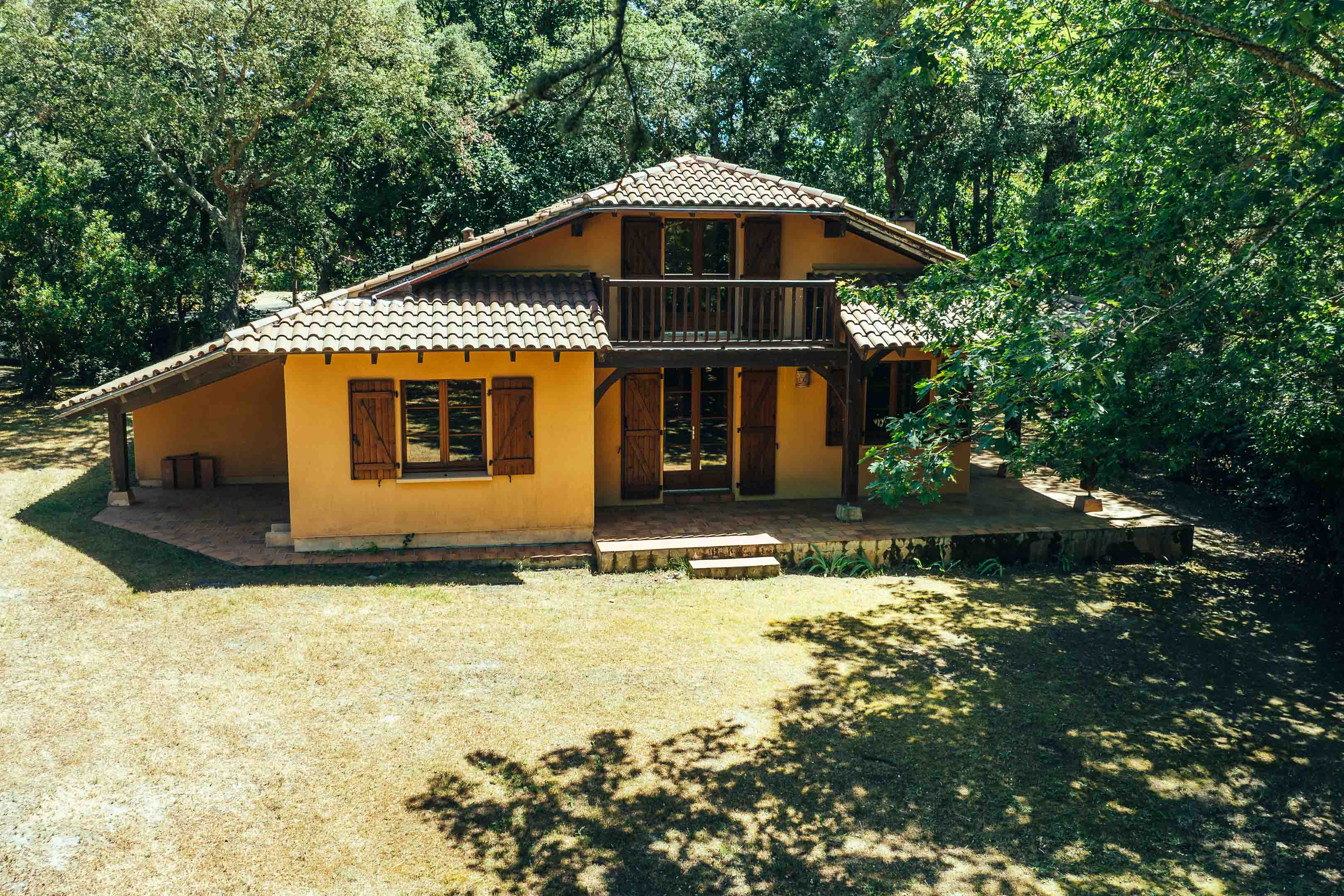 "Rancho Solana Golf Beach House" For Sale Exclusive Sales Mandate Golf de Pinsolle / Soustons Beach, 10km from Hossegor, 3 bed &amp; mezzanine / 2 bath villa on 1500 sq. m. of land boasting direct access to the fairway and the beach via the golfcourse pathway; very quiet, rare opportunity!... &pound; 710,000