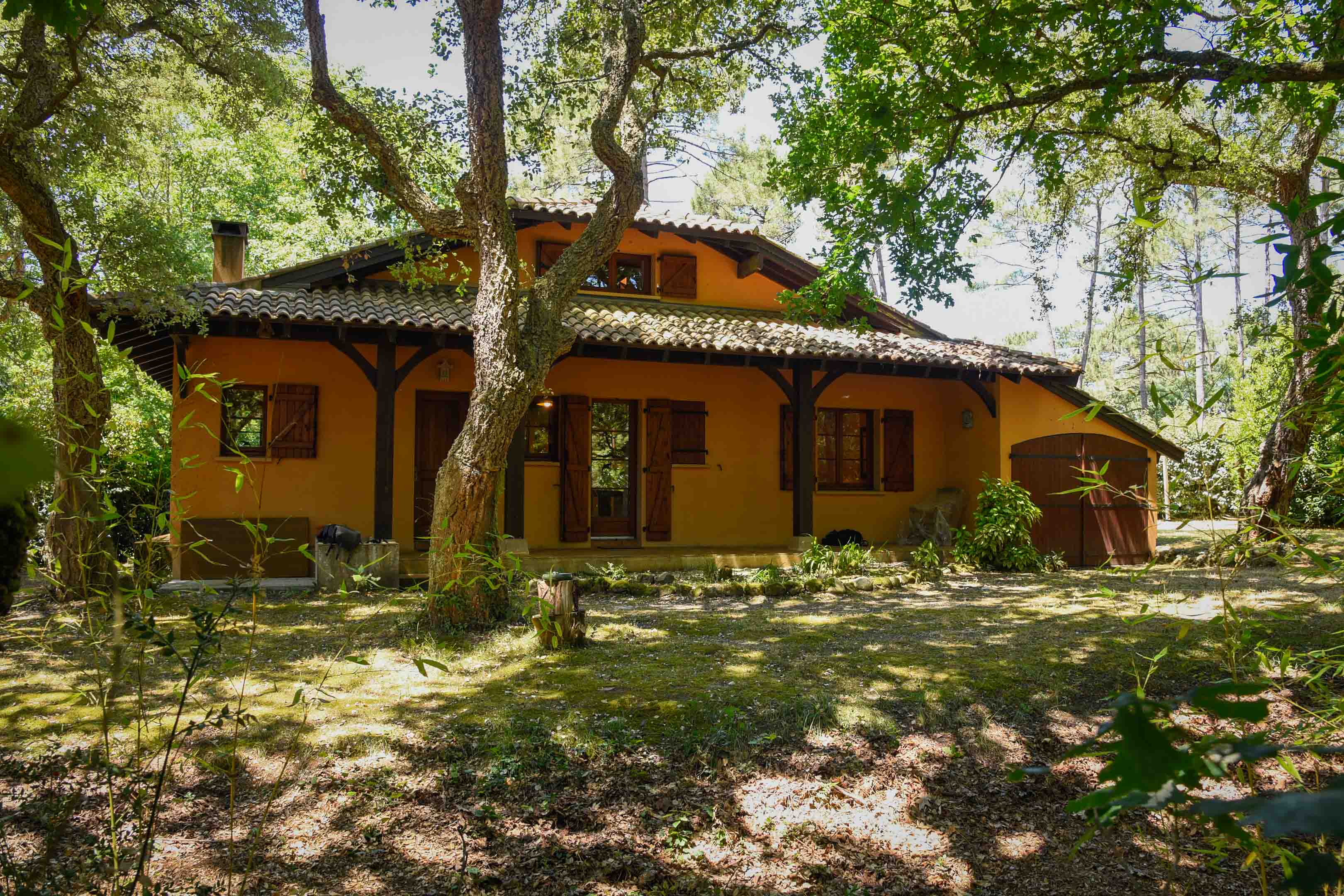 "Rancho Solana Golf Beach House" For Sale Exclusive Sales Mandate Golf de Pinsolle / Soustons Beach, 10km from Hossegor, 3 bed &amp; mezzanine / 2 bath villa on 1500 sq. m. of land boasting direct access to the fairway and the beach via the golfcourse pathway; very quiet, rare opportunity!... &pound; 710,000