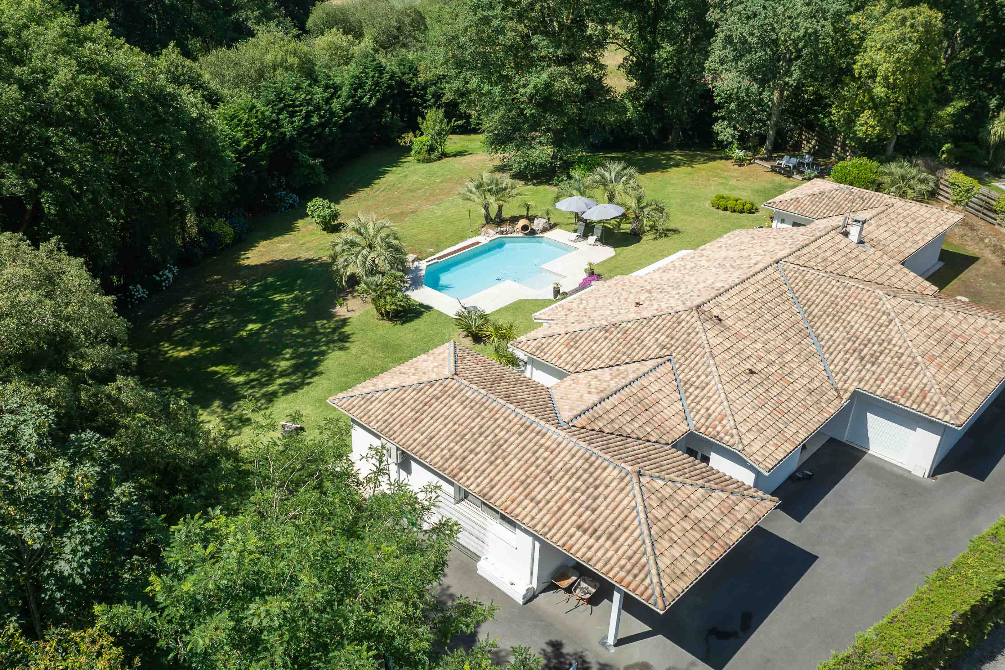 &ldquo;Atherton Modern Oasis&rdquo; For Sale 4km Hossegor &amp; Seignosse Beaches, quiet and private location, superb 5 bed / 3 bath contemporary gem, tons of natural light &amp; 4000 sq. m. of beautifully landscaped garden&hellip; &pound; 1,460,000.&nbsp;