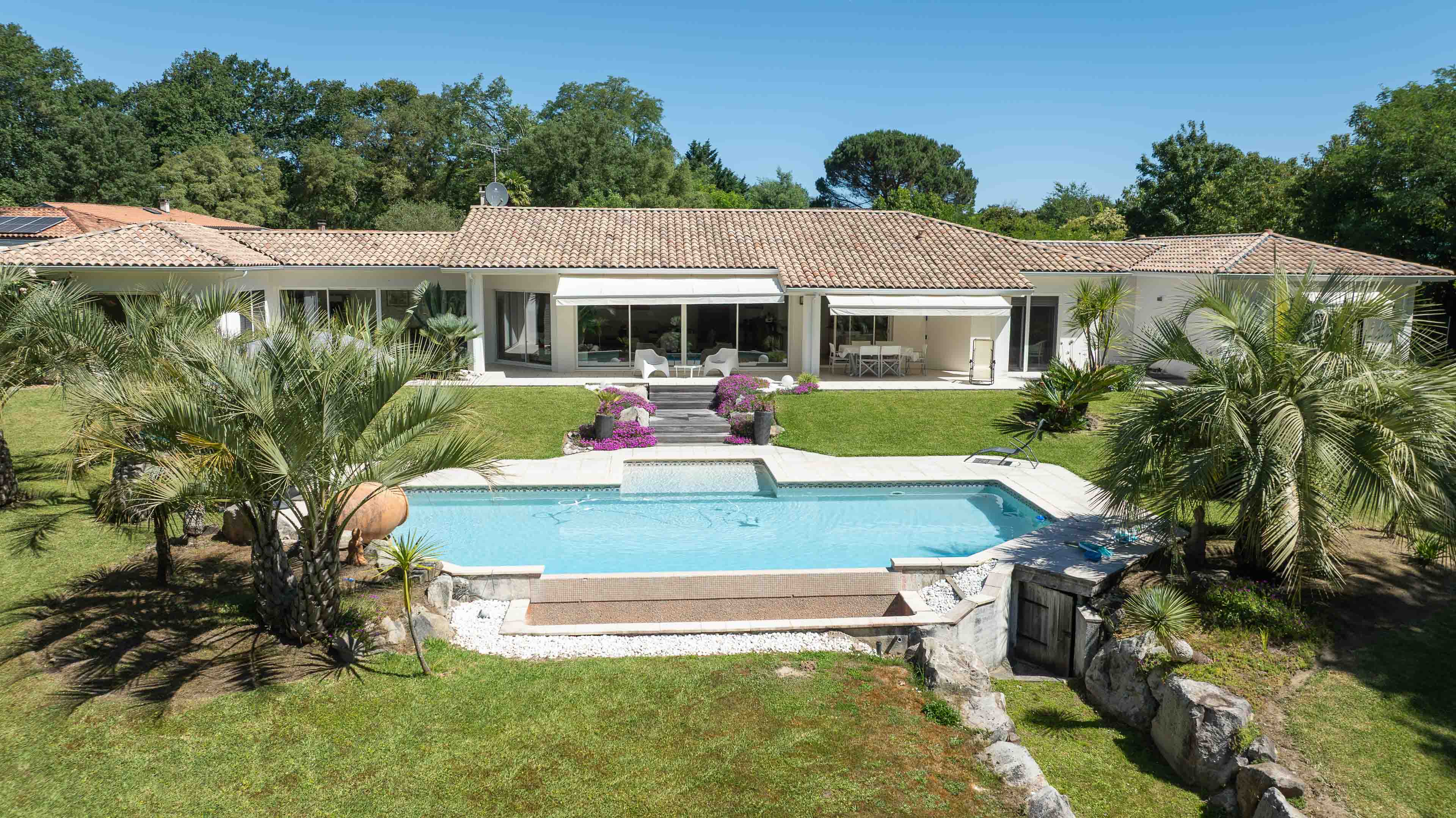 &ldquo;Atherton Modern Oasis&rdquo; For Sale 4km Hossegor &amp; Seignosse Beaches, quiet and private location, superb 5 bed / 3 bath contemporary gem, tons of natural light &amp; 4000 sq. m. of beautifully landscaped garden&hellip; &pound; 1,460,000.&nbsp;