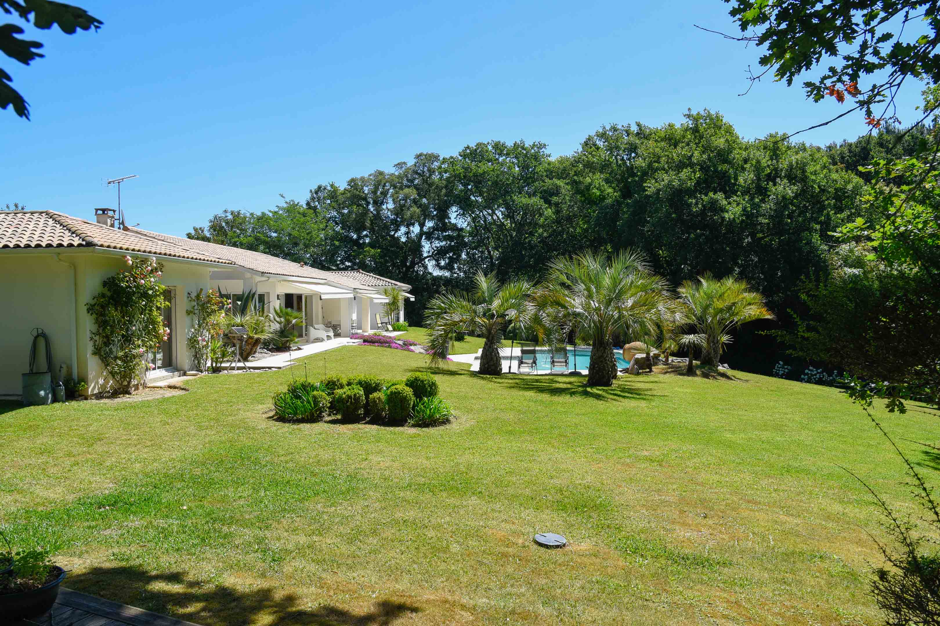 &ldquo;Atherton Modern Oasis&rdquo; For Sale 4km Hossegor &amp; Seignosse Beaches, quiet and private location, superb 5 bed / 3 bath contemporary gem, tons of natural light &amp; 4000 sq. m. of beautifully landscaped garden&hellip; &pound; 1,460,000.&nbsp;