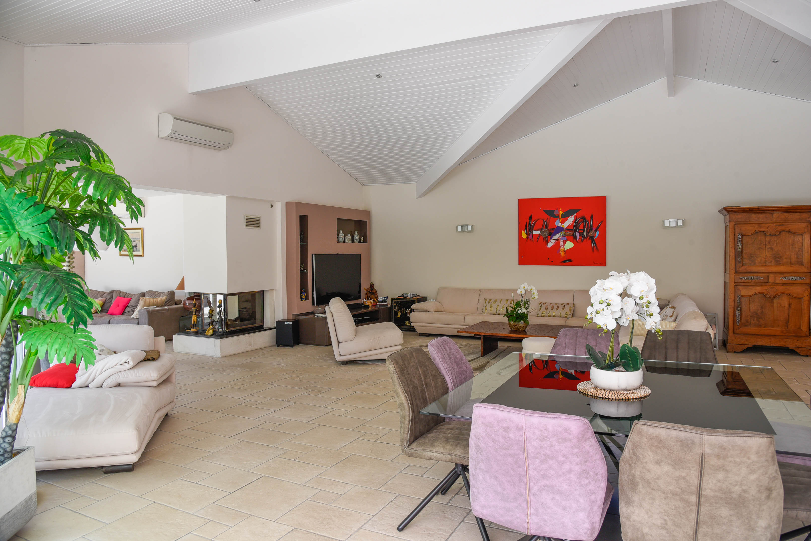 &ldquo;Atherton Modern Oasis&rdquo; For Sale 4km Hossegor &amp; Seignosse Beaches, quiet and private location, superb 5 bed / 3 bath contemporary gem, tons of natural light &amp; 4000 sq. m. of beautifully landscaped garden&hellip; &pound; 1,460,000.&nbsp;
