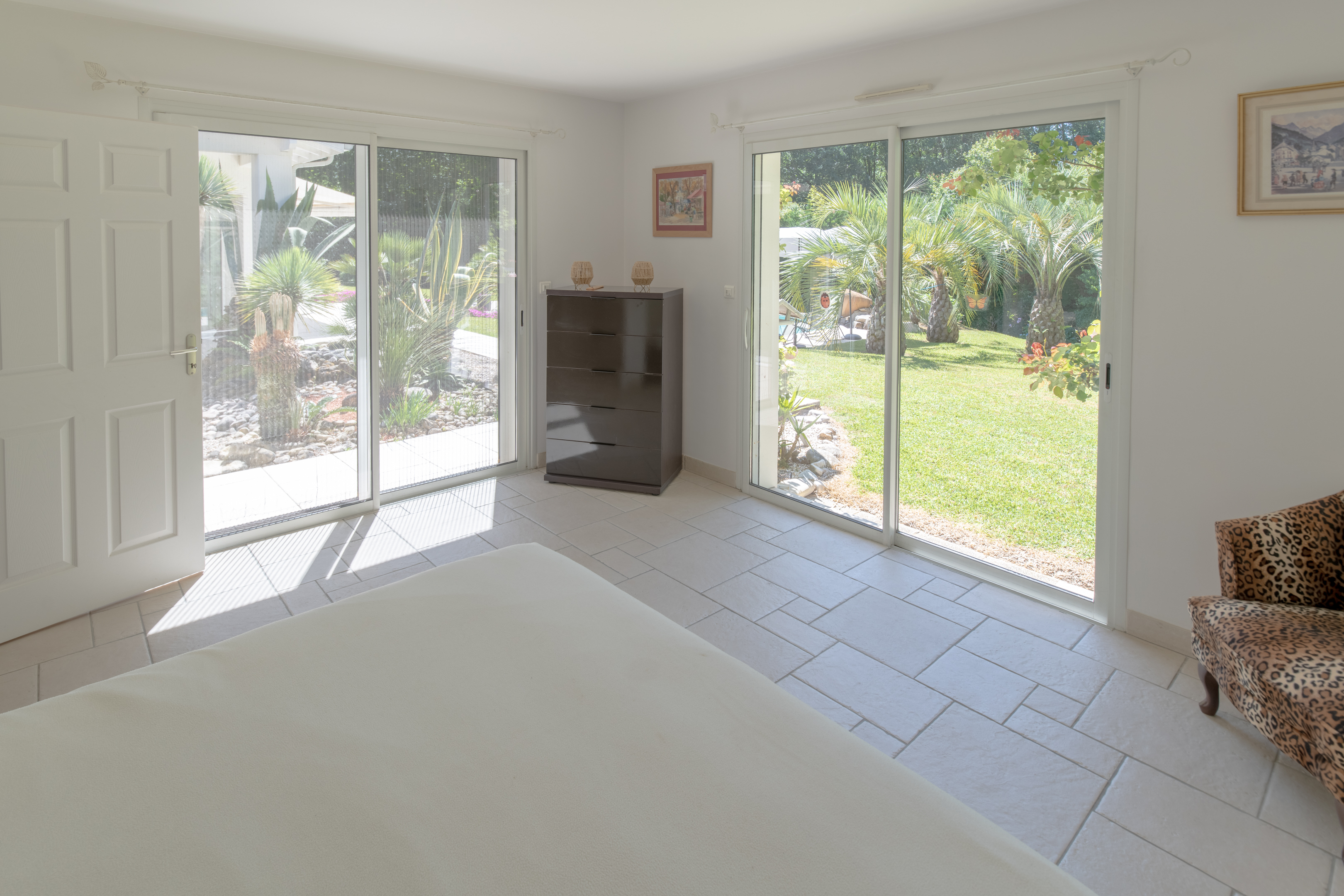 &ldquo;Atherton Modern Oasis&rdquo; For Sale 4km Hossegor &amp; Seignosse Beaches, quiet and private location, superb 5 bed / 3 bath contemporary gem, tons of natural light &amp; 4000 sq. m. of beautifully landscaped garden&hellip; &pound; 1,460,000.&nbsp;