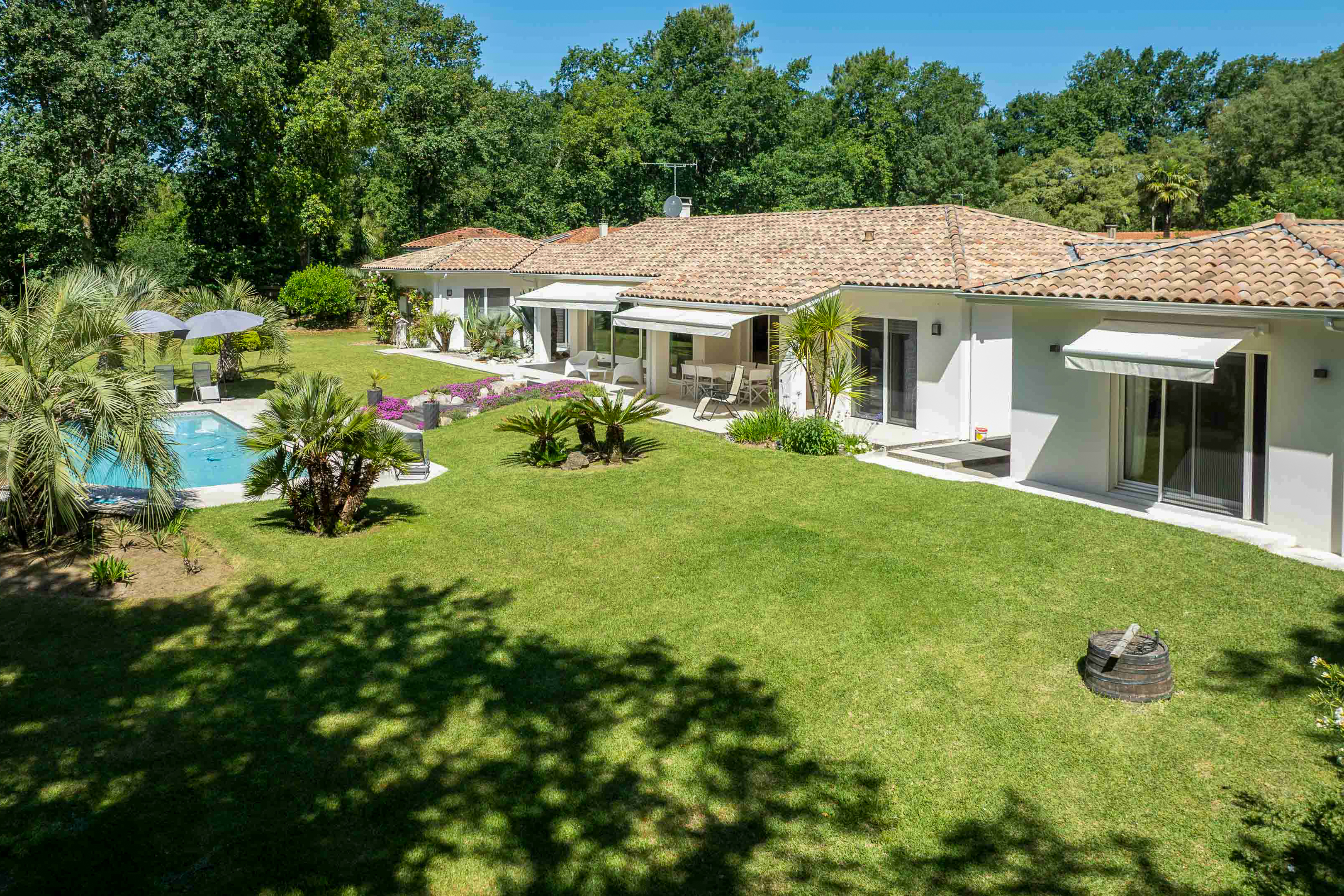 &ldquo;Atherton Modern Oasis&rdquo; For Sale 4km Hossegor &amp; Seignosse Beaches, quiet and private location, superb 5 bed / 3 bath contemporary gem, tons of natural light &amp; 4000 sq. m. of beautifully landscaped garden&hellip; &pound; 1,460,000.&nbsp;