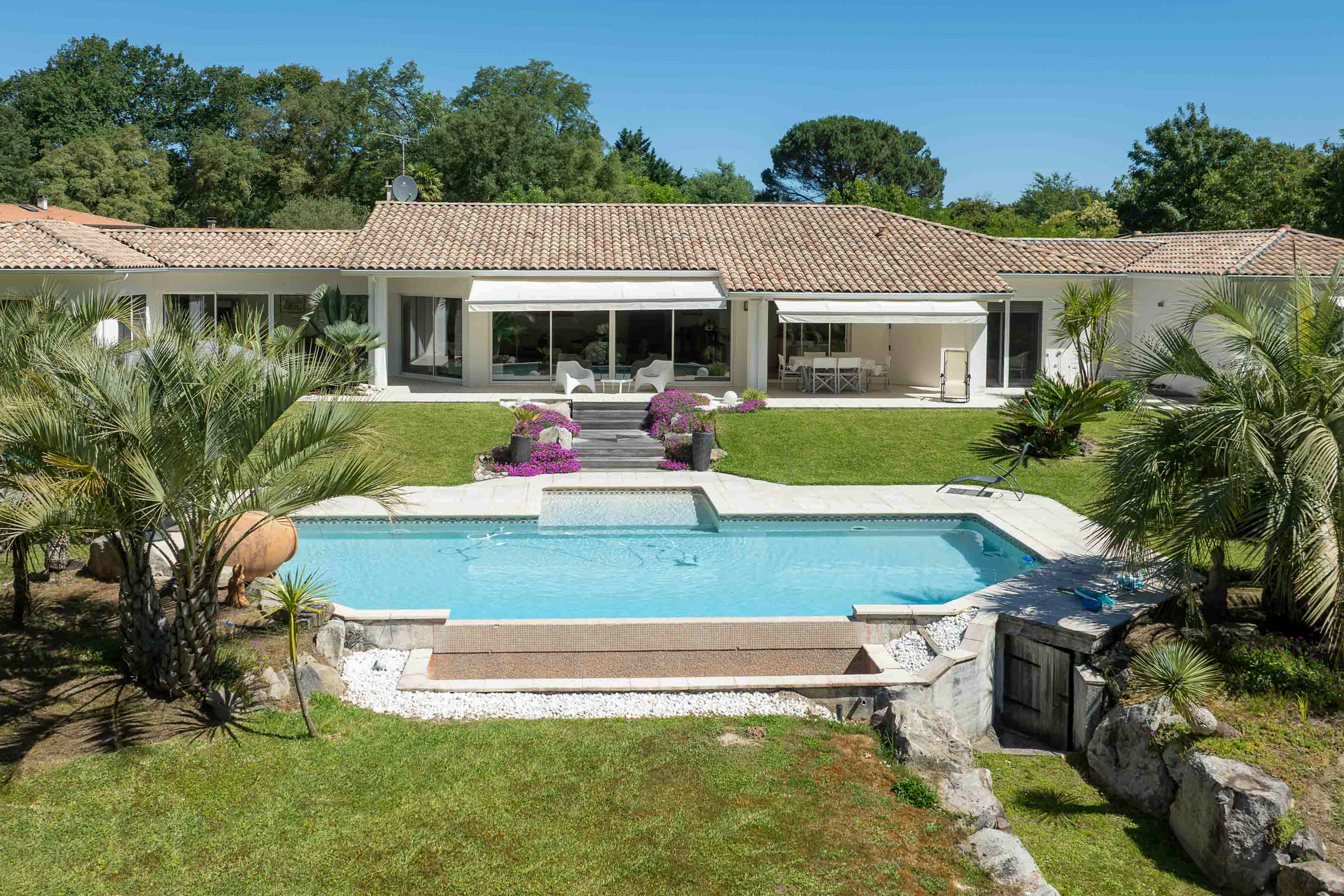 &ldquo;Atherton Modern Oasis&rdquo; A Vendre 4km Plages Hossegor &amp; Seignosse, situation calme et intimiste, somptueuse villa contemporaine 5ch / 3 bains, espace &amp; clart&eacute;, superbe parc paysager 4000m2&hellip; 1.690.000&euro;
