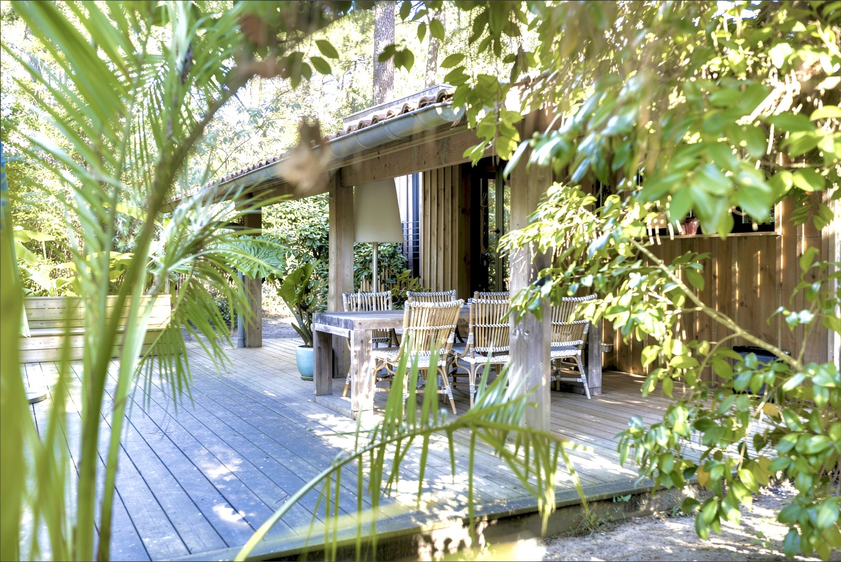 "Malibu Farm" For Sale Seignosse - Hossegor, recently renovated 4 bed / 3 bath villa marrying wood &amp; glass in West Coast spirit, boasting heated swimming pool... &pound; 1,988,000